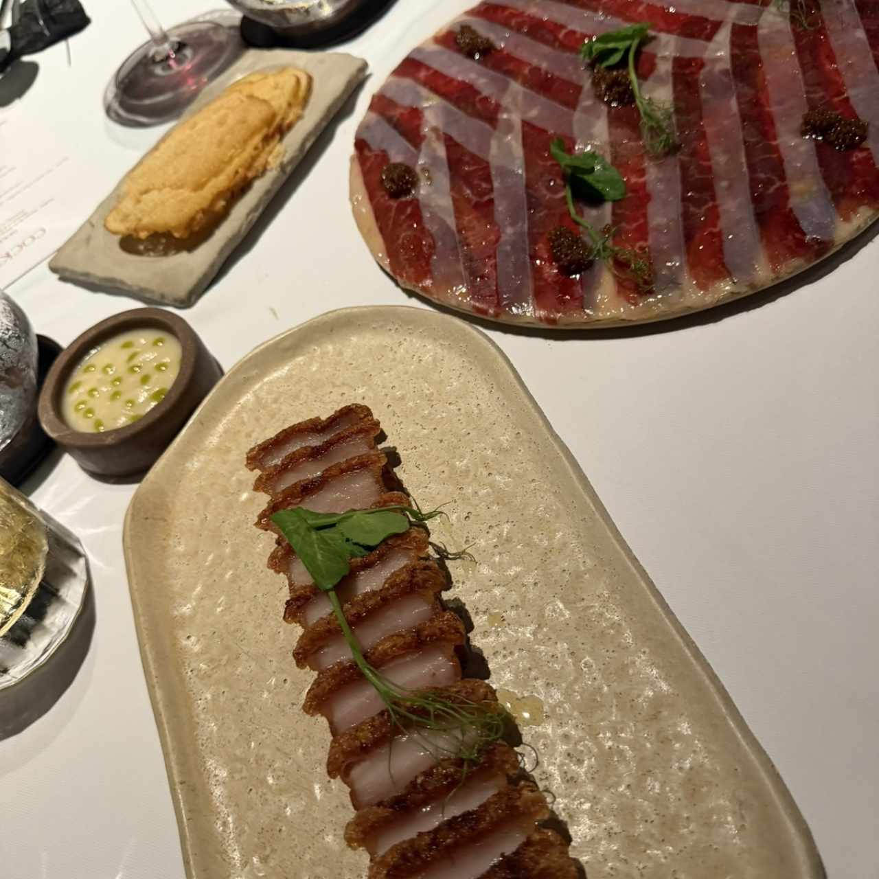 Torreznos y carpaccio