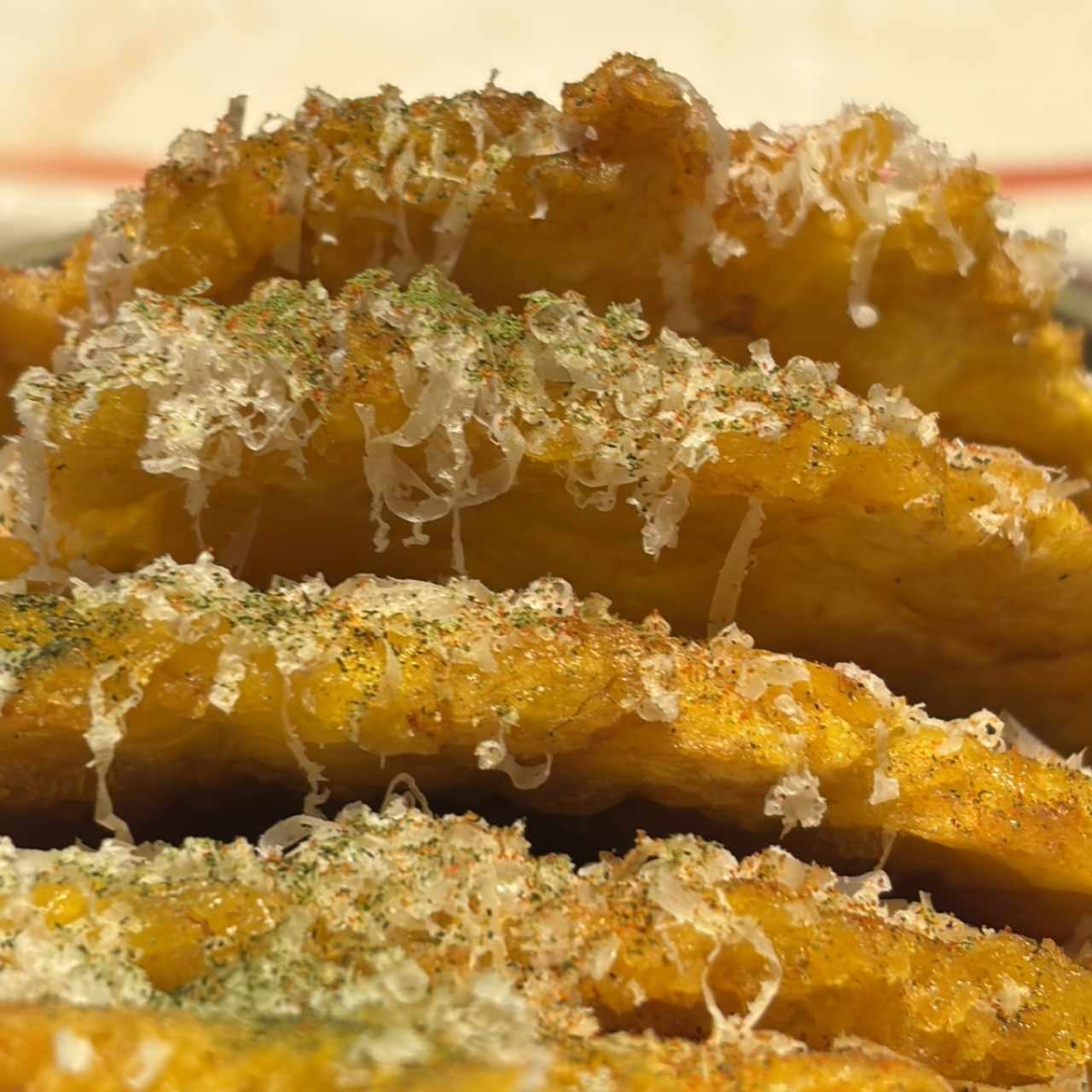 Patacones con parmesano y trufa 