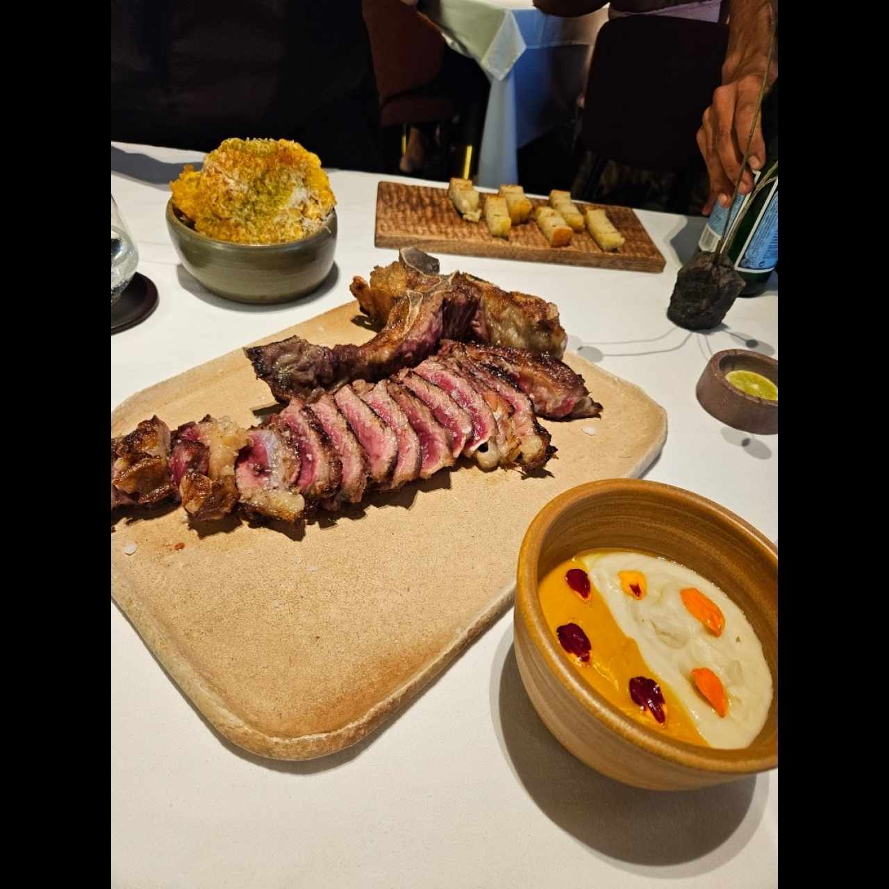 Chuletón, patacones y purés de auyama y de ñame