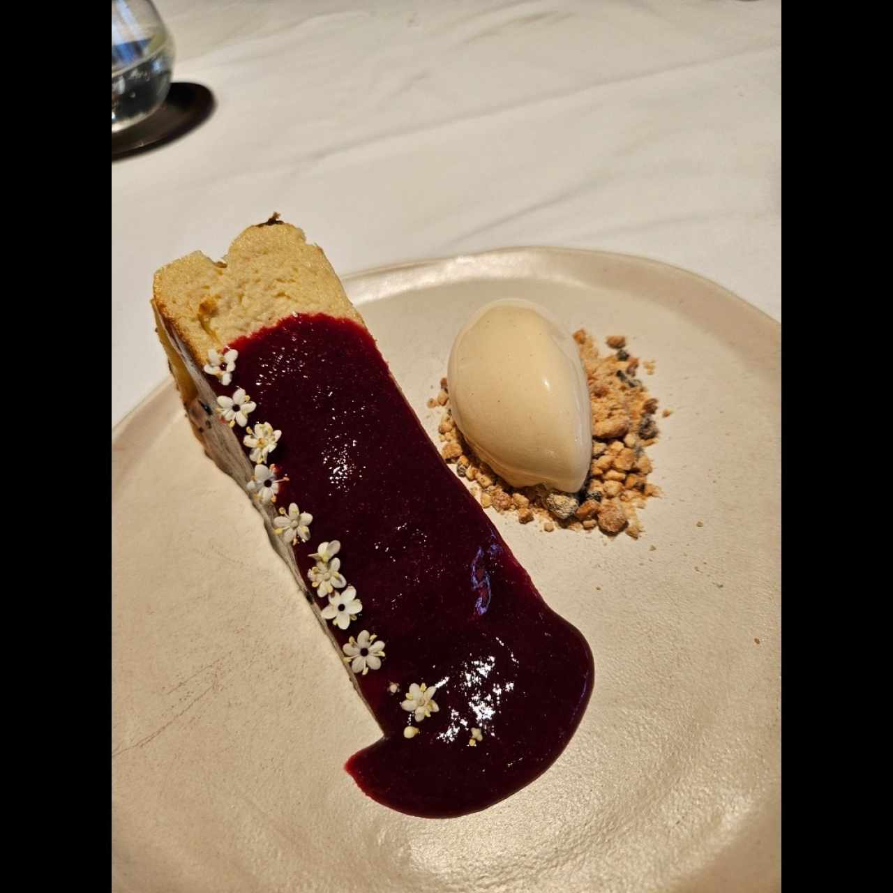 Tarta vasca con frutos del bosque y helado y pepitas de marañón 
