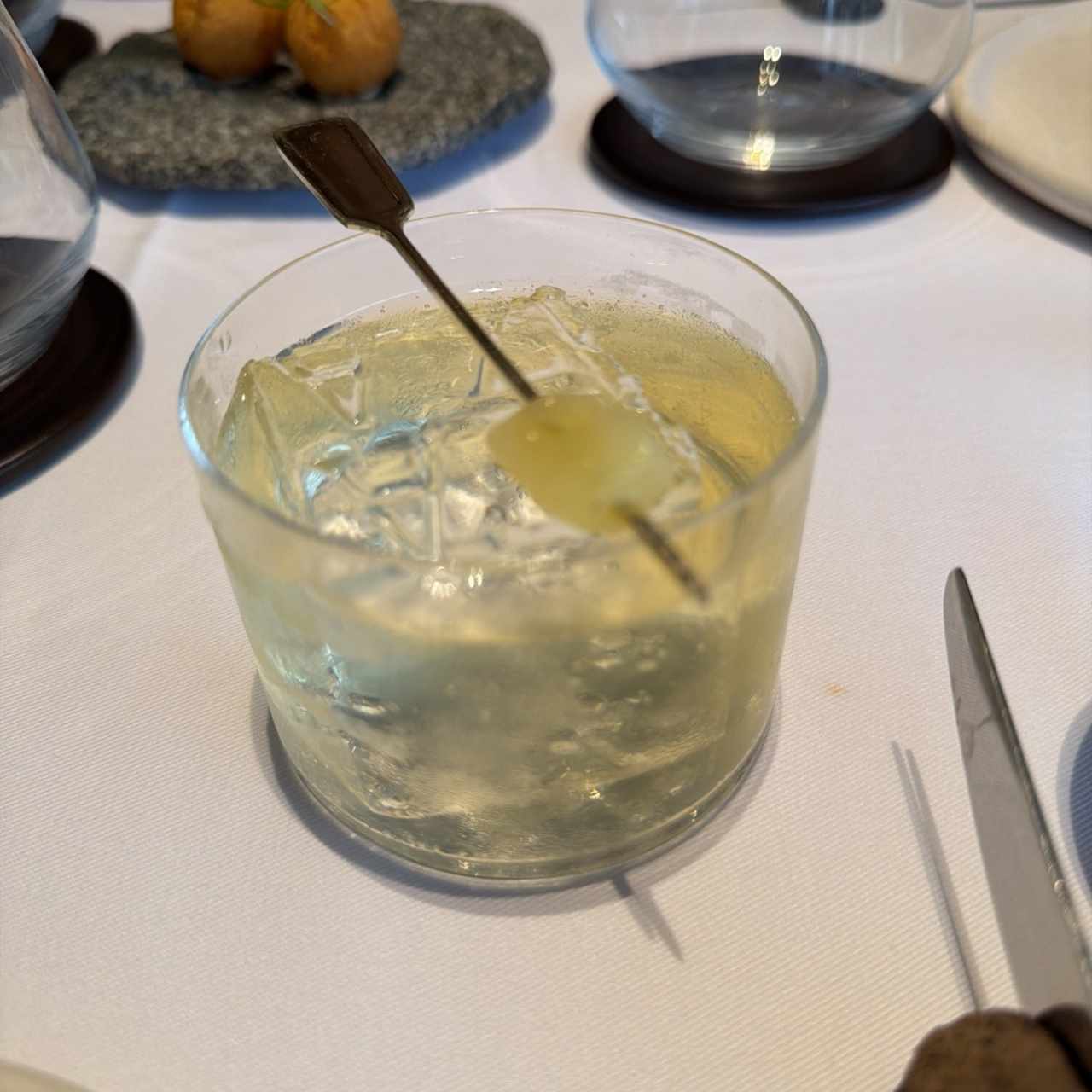 Cocktail a vase de wiskey y piña 