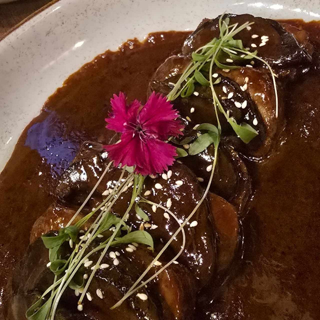 Lomo Shogun, delicious y tiernos filetes de res en una salsa teriyaki de hongos, vino trufas 