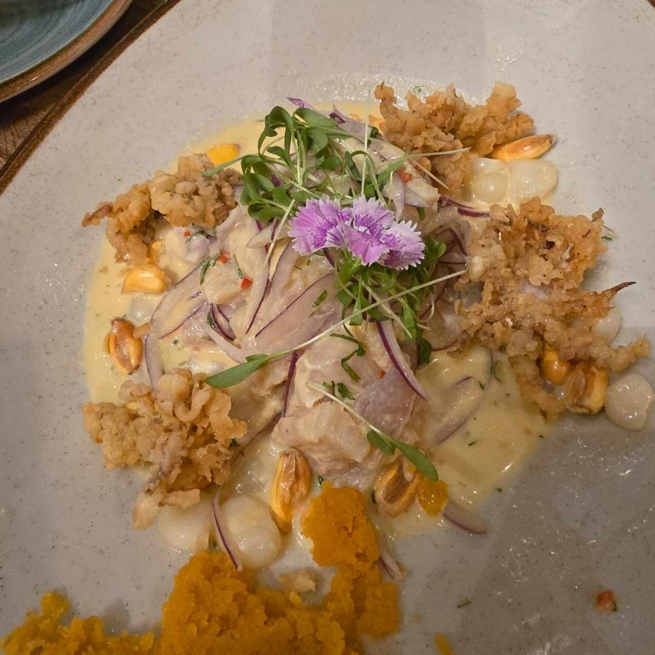 Ceviche Callejero, trocitoa de pescado con la salsa Ade tigre y la cebolla le daban un toque refrescante y adictivo decorado con crijientes arañitas 