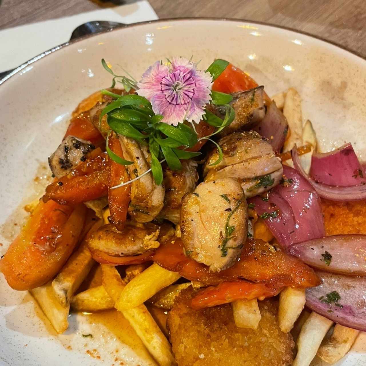 Lomo de atún saltado