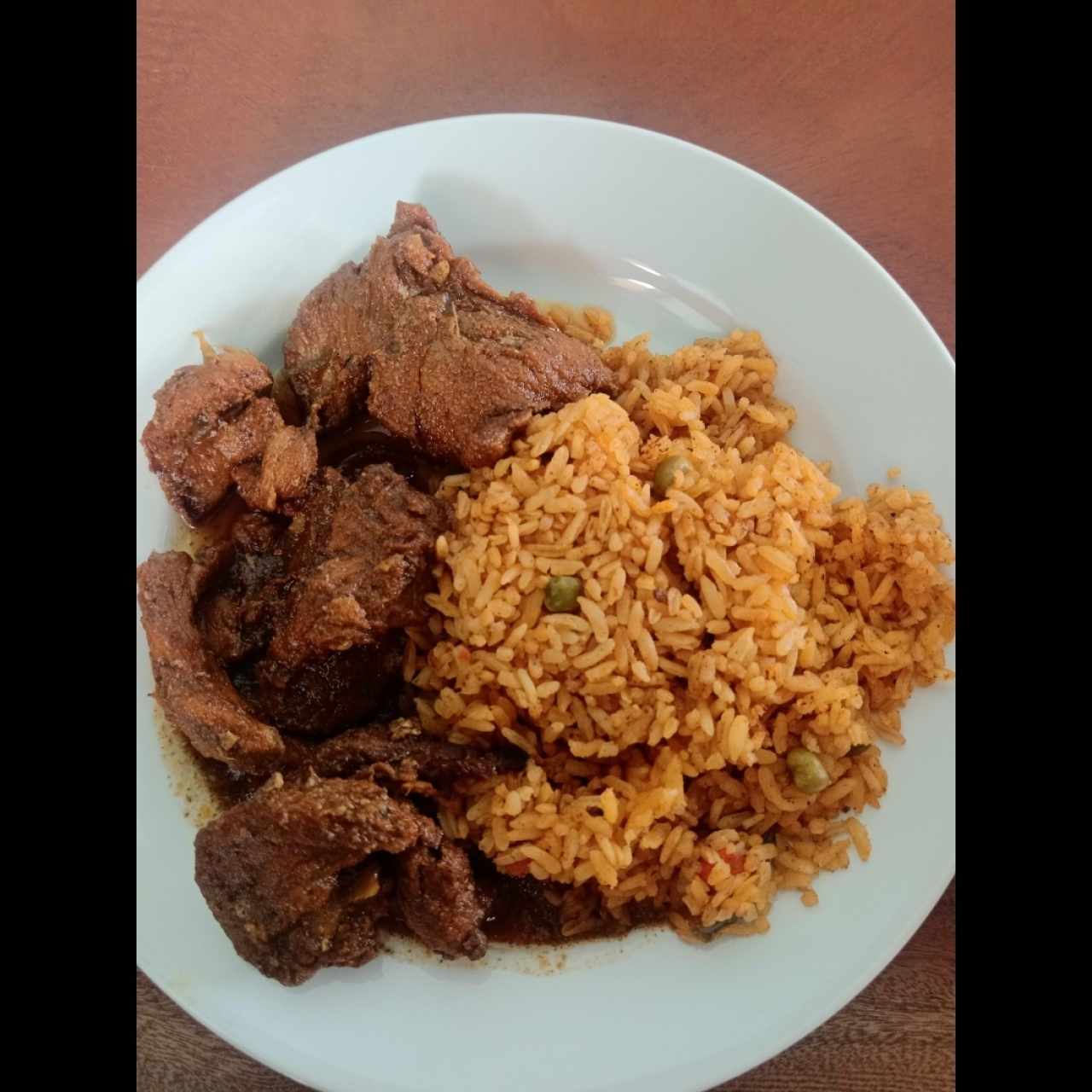 Pernil en salsa agridulce y arroz con vegetales. 