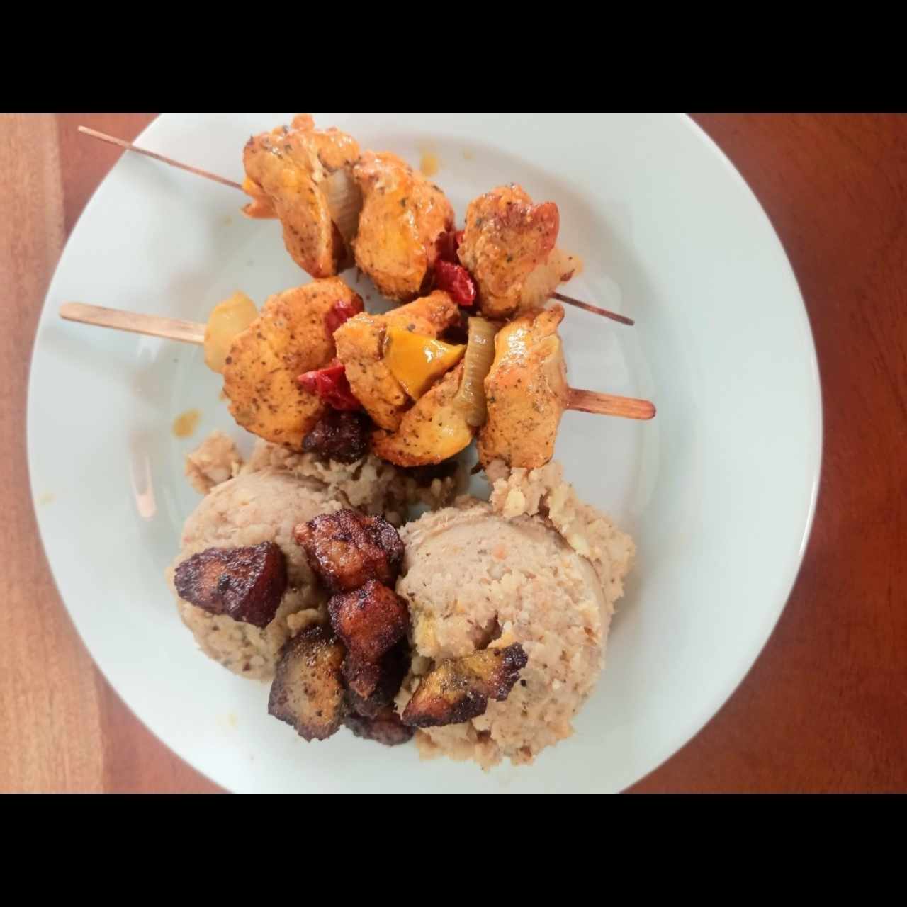Brochetas de Pollo con vegelates y puré de guineo chino con chicharrones