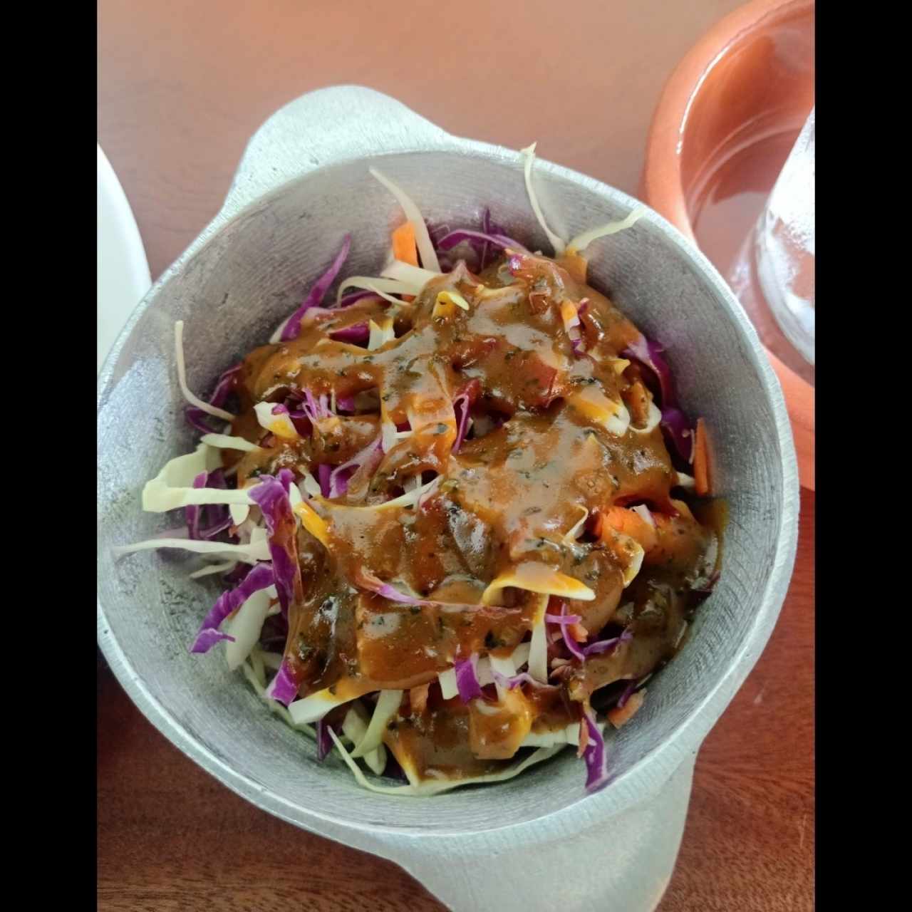 Ensalada de repollo con aderezo mostaza caña