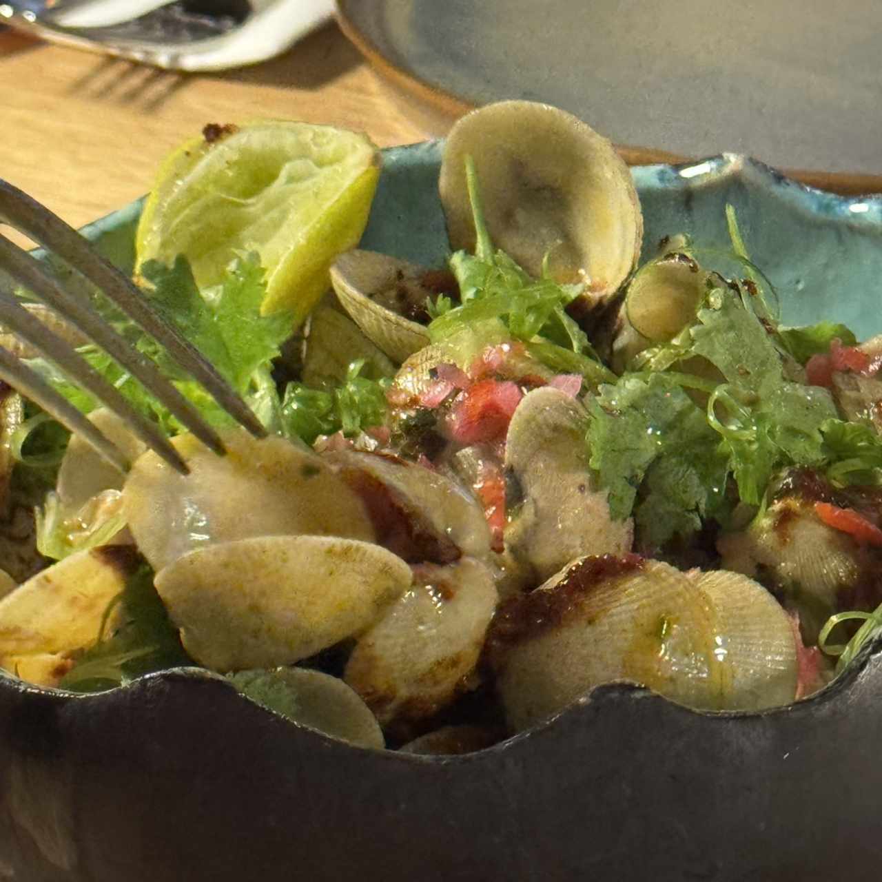 ALMEJITAS CON MANTEQUILLA DE AJO Y AJÍ CHOMBO