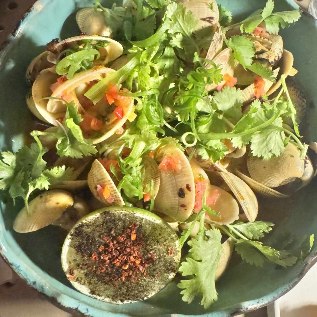 ALMEJITAS CON MANTEQUILLA DE AJO Y AJÍ CHOMBO