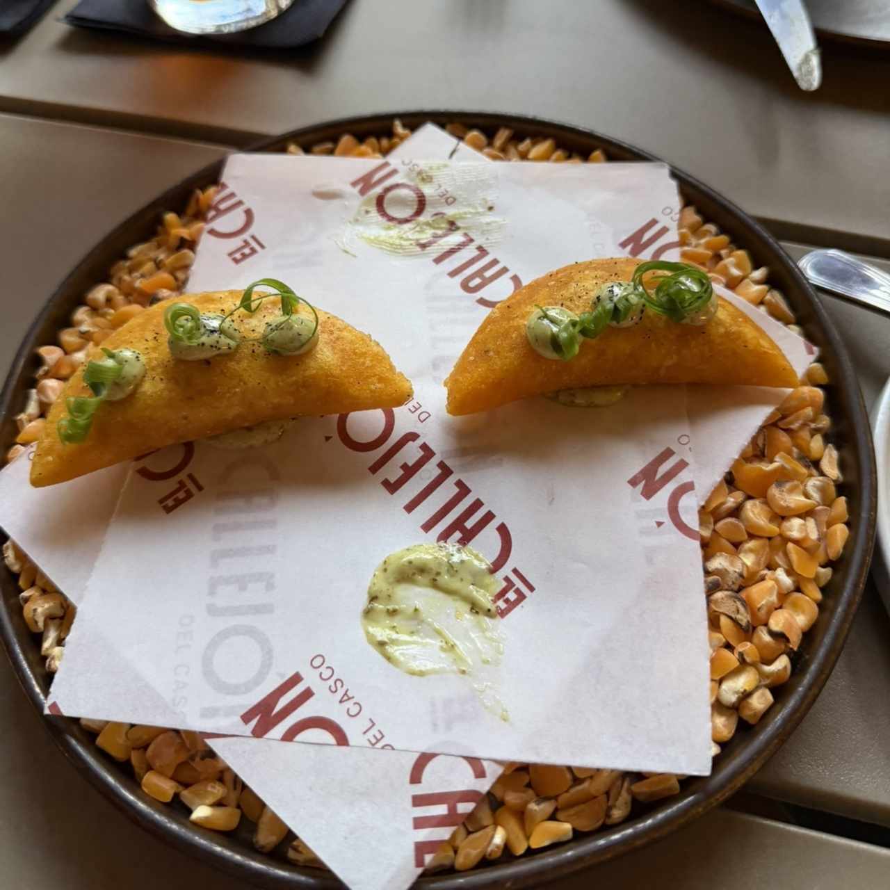 EMPANADITAS DE MAÍZ RELLENAS DE LECHÓN