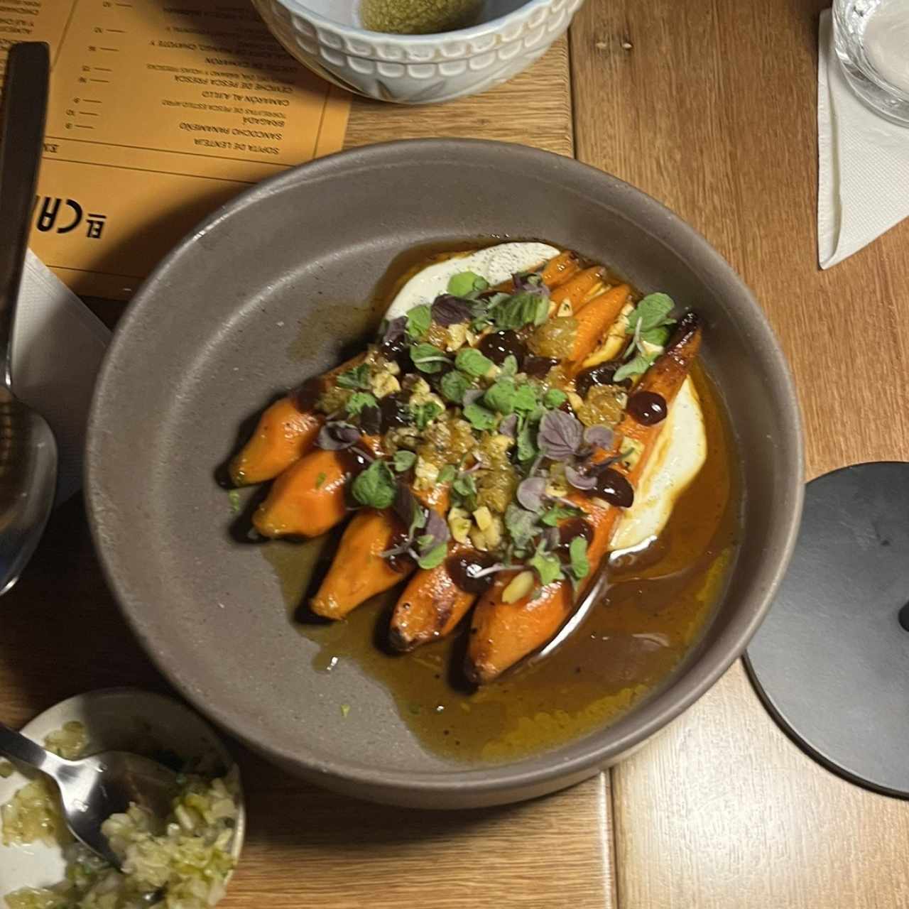 ZANAHORIAS GLASEADAS CON RASPADURA, RON Y MARAÑON TOSTADO
