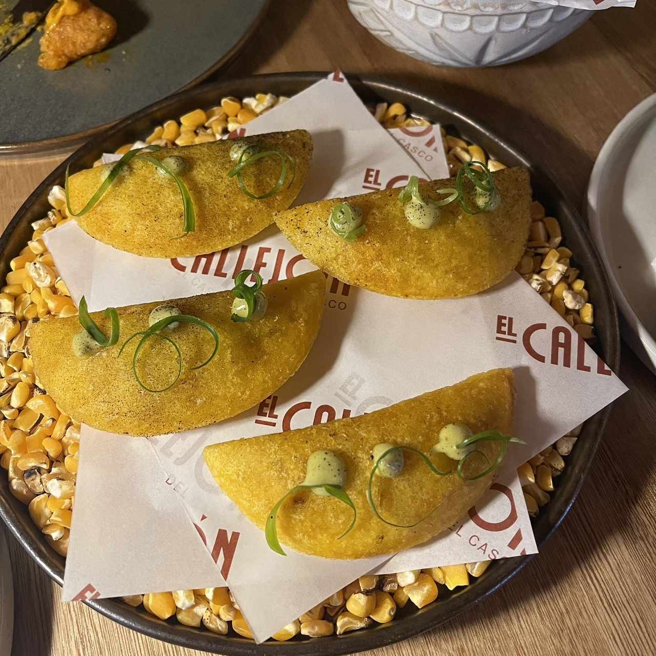 EMPANADITAS DE MAÍZ RELLENAS DE LECHÓN