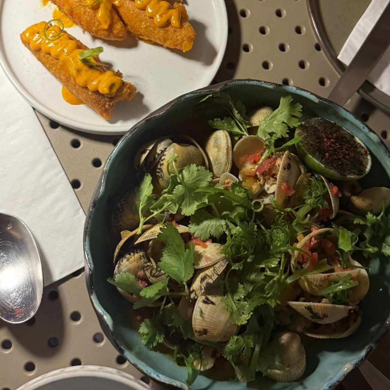 ALMEJITAS CON MANTEQUILLA DE AJO Y AJÍ CHOMBO