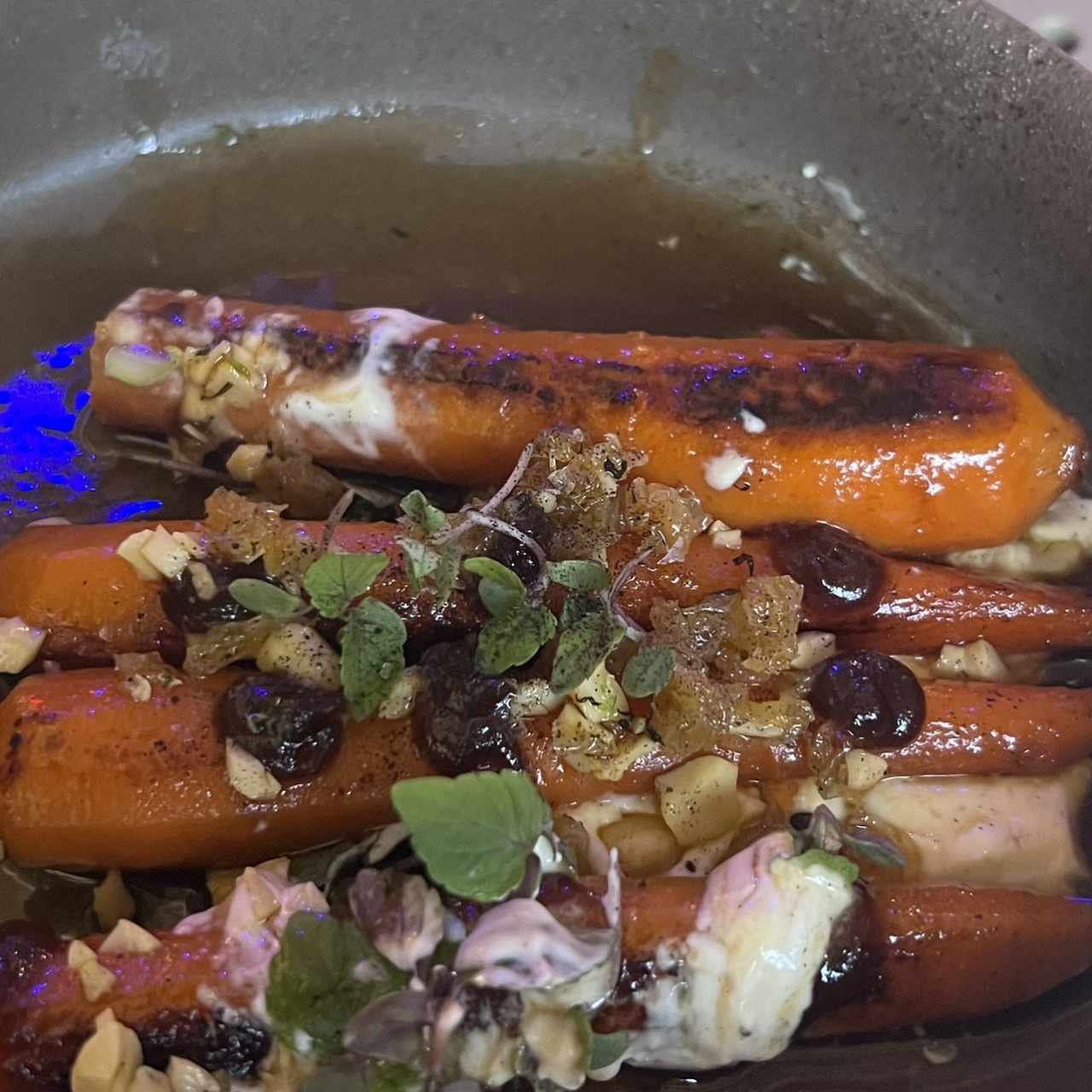 ZANAHORIAS GLASEADAS CON RASPADURA, RON Y MARAÑON TOSTADO