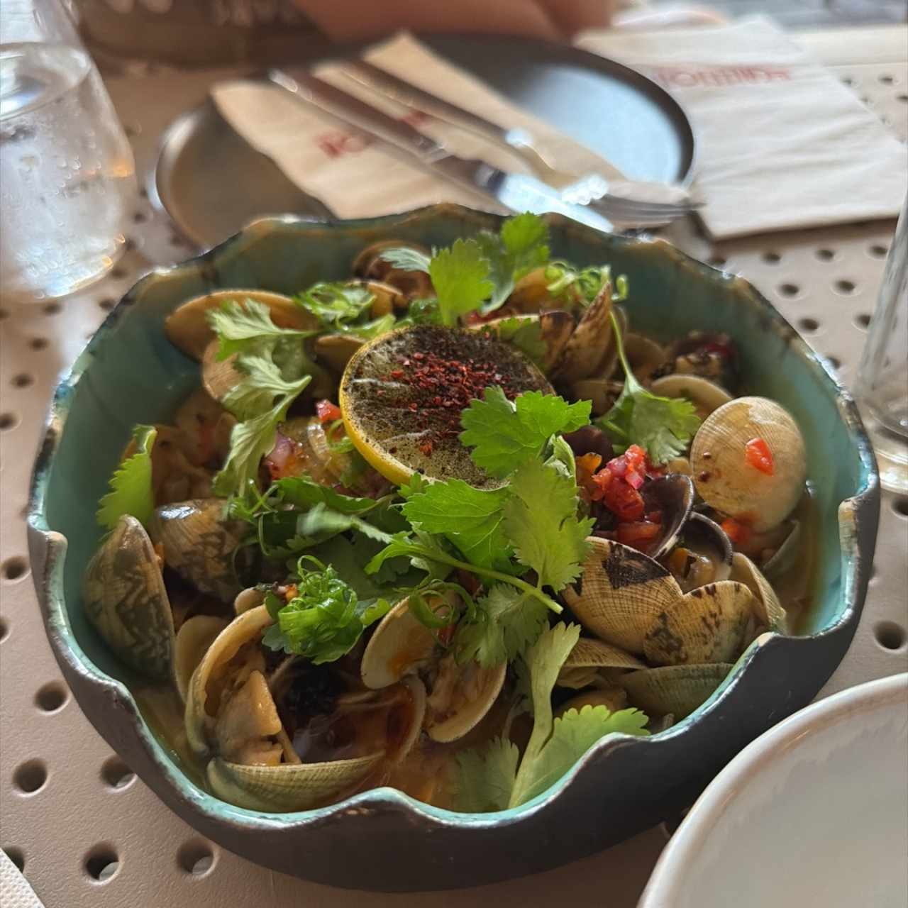 ALMEJITAS CON MANTEQUILLA DE AJO Y AJÍ CHOMBO