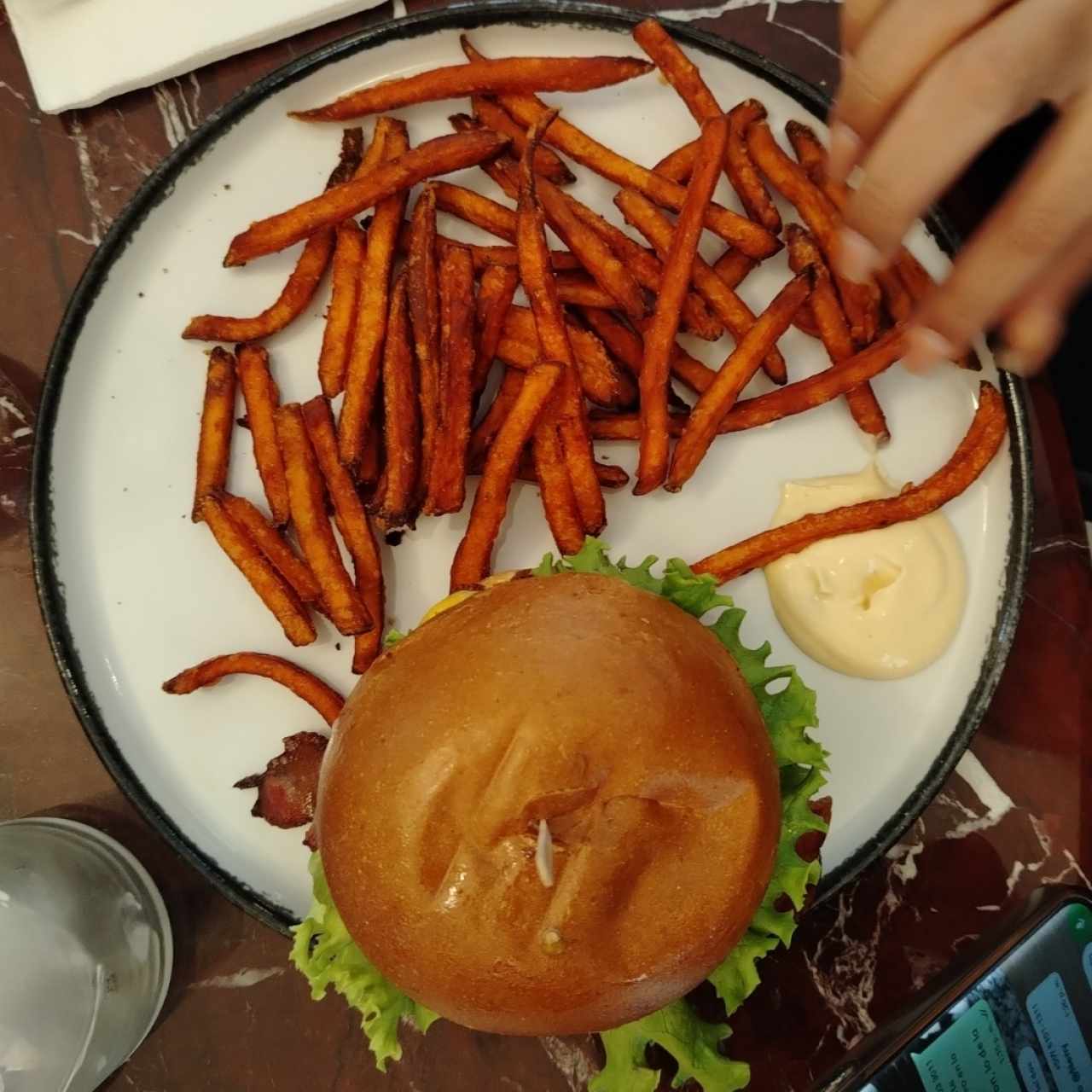 Hamburguesa y camote