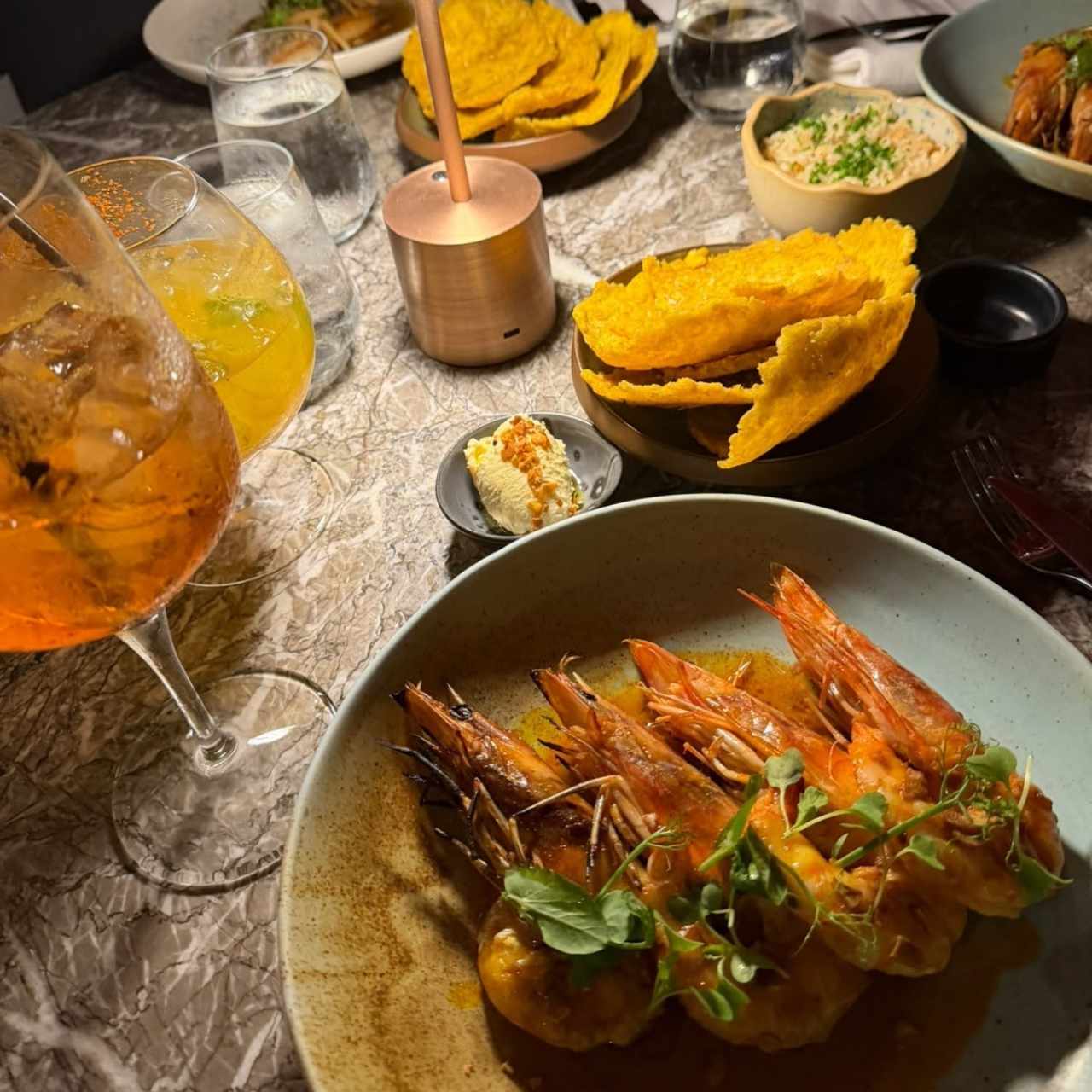 Langostinos jumbo con patacones al ajillo