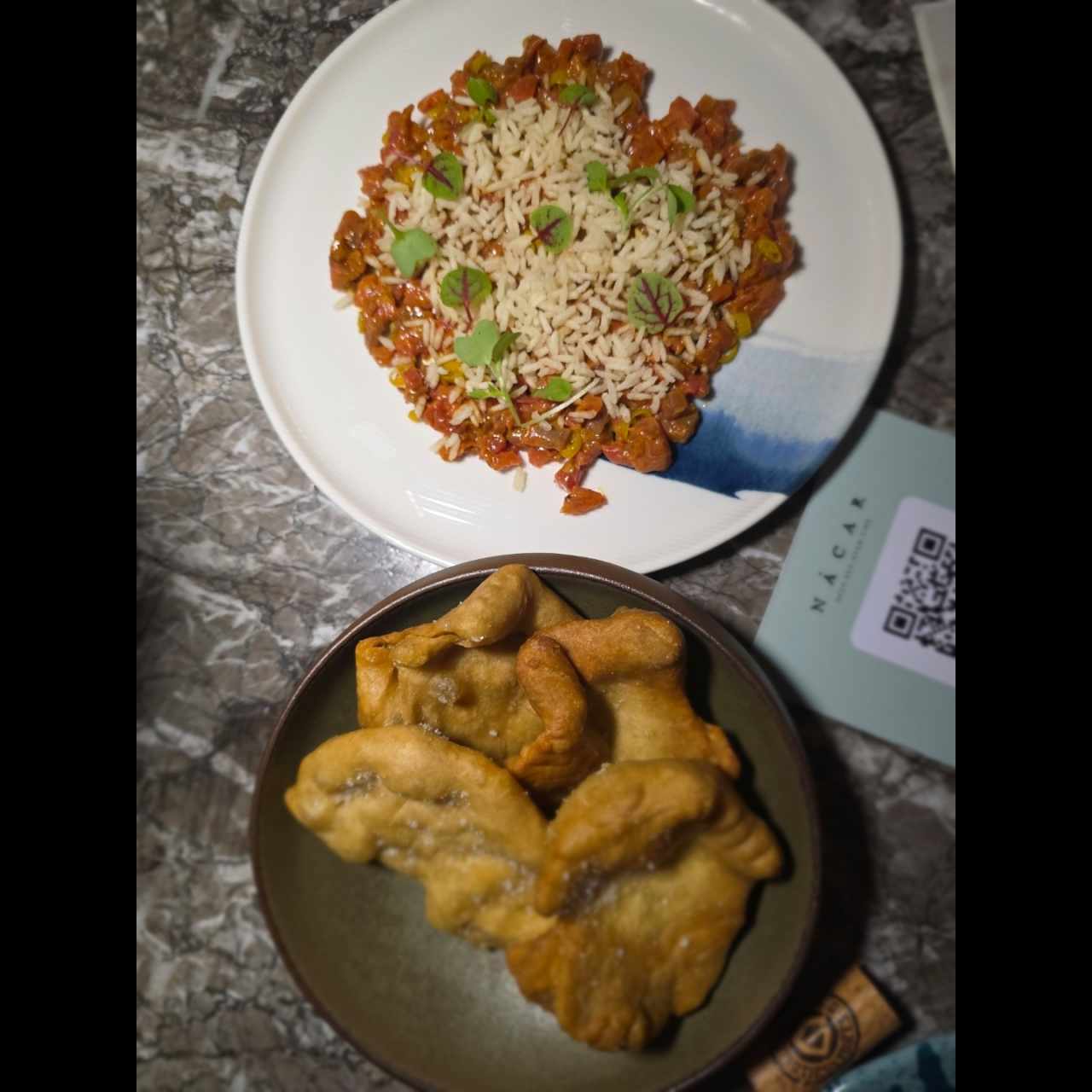 Tartar de carne con hojaldres