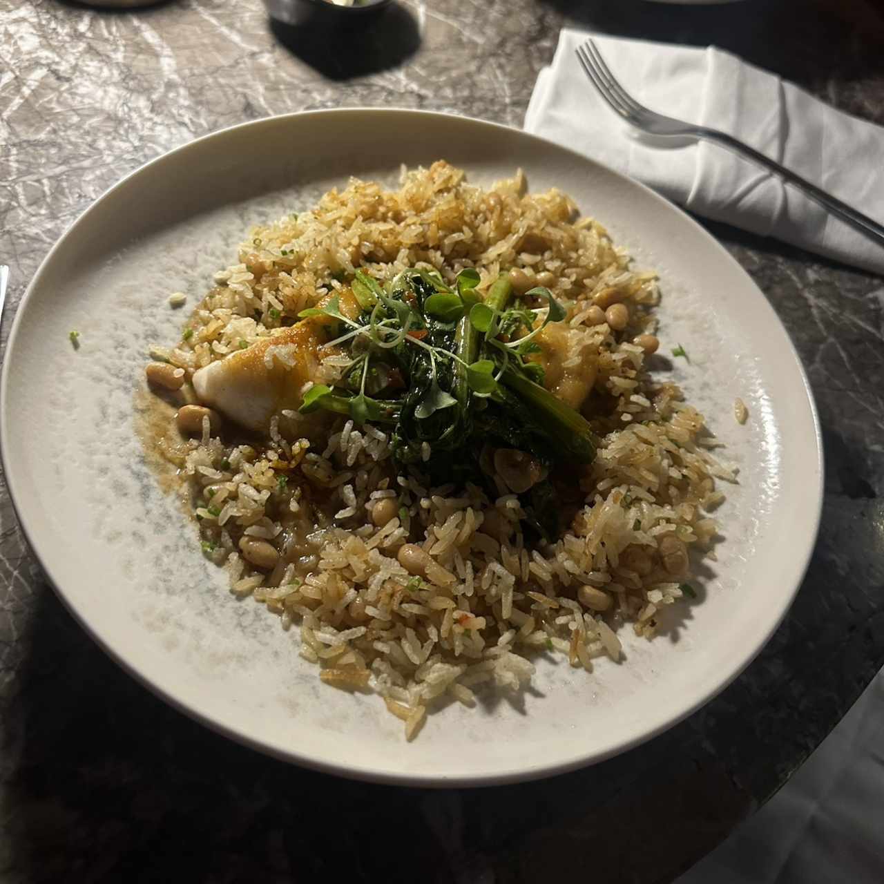 Corvina al Ajillo con Arroz con frijoles blancos y coco