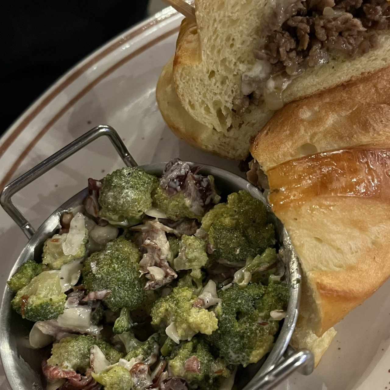 Philly steak y ensalada brocoli