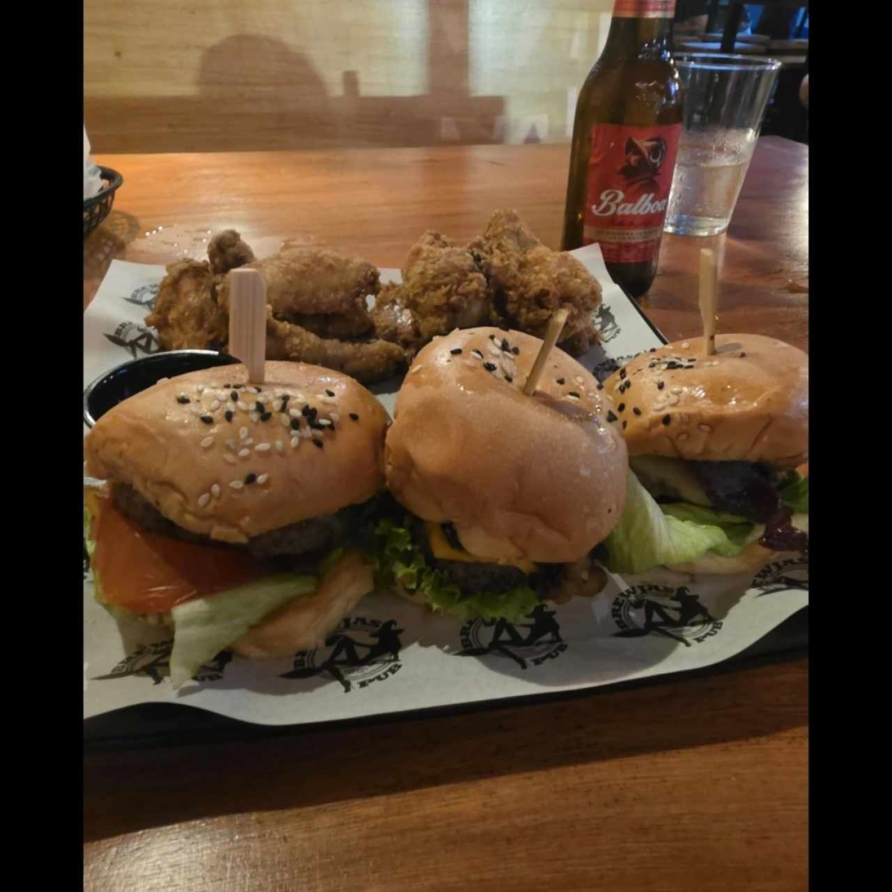 alitas +mini hamburguesas