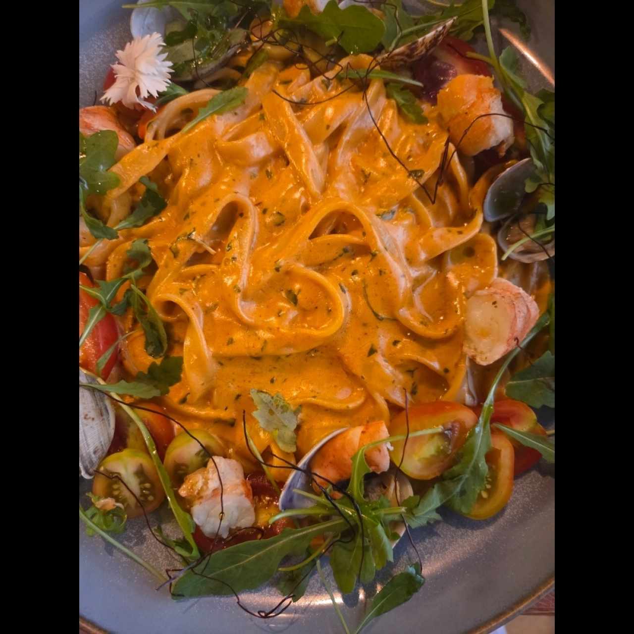 Fetucini con camarones y almejas