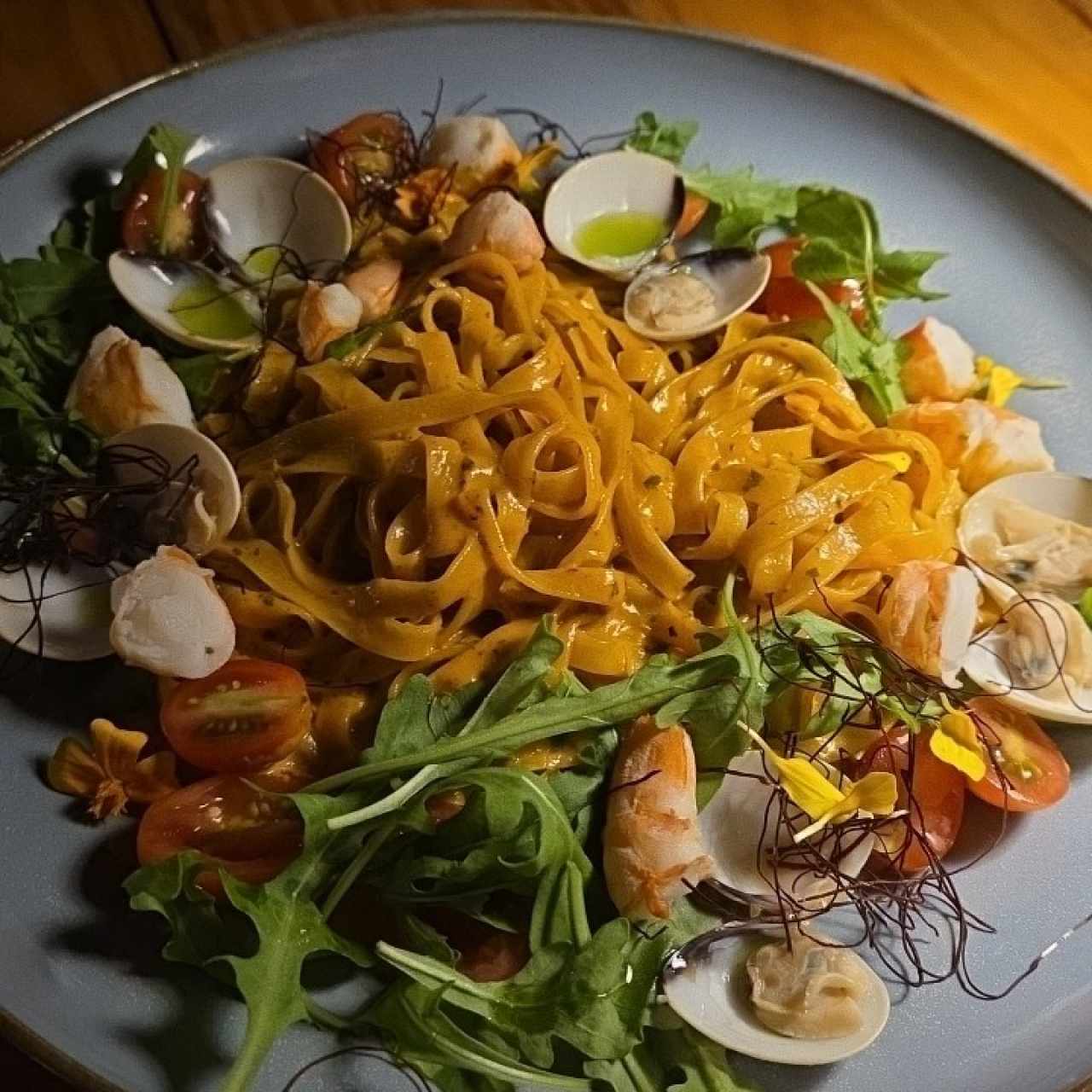 Fettuccine almejas y camarones 