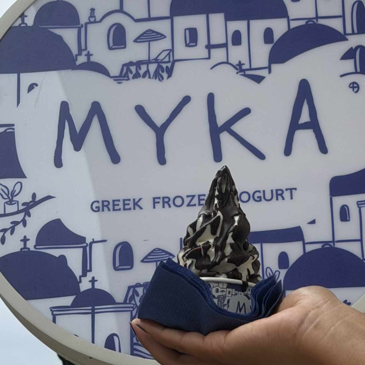 Yogourt griego con dark chocolate y almendras caramelizadas 