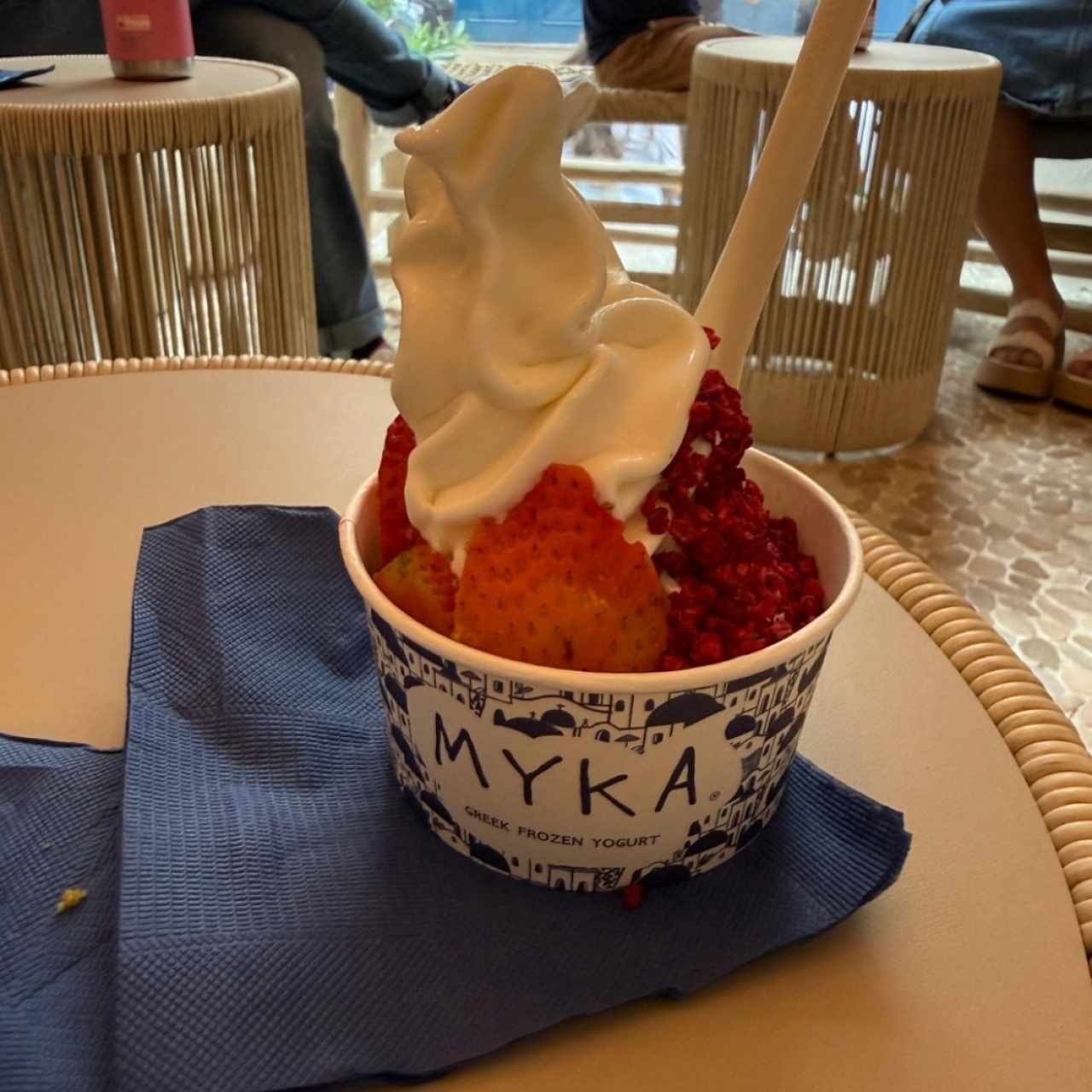 Yogurt natural con fresas naturales y frambuesas secas