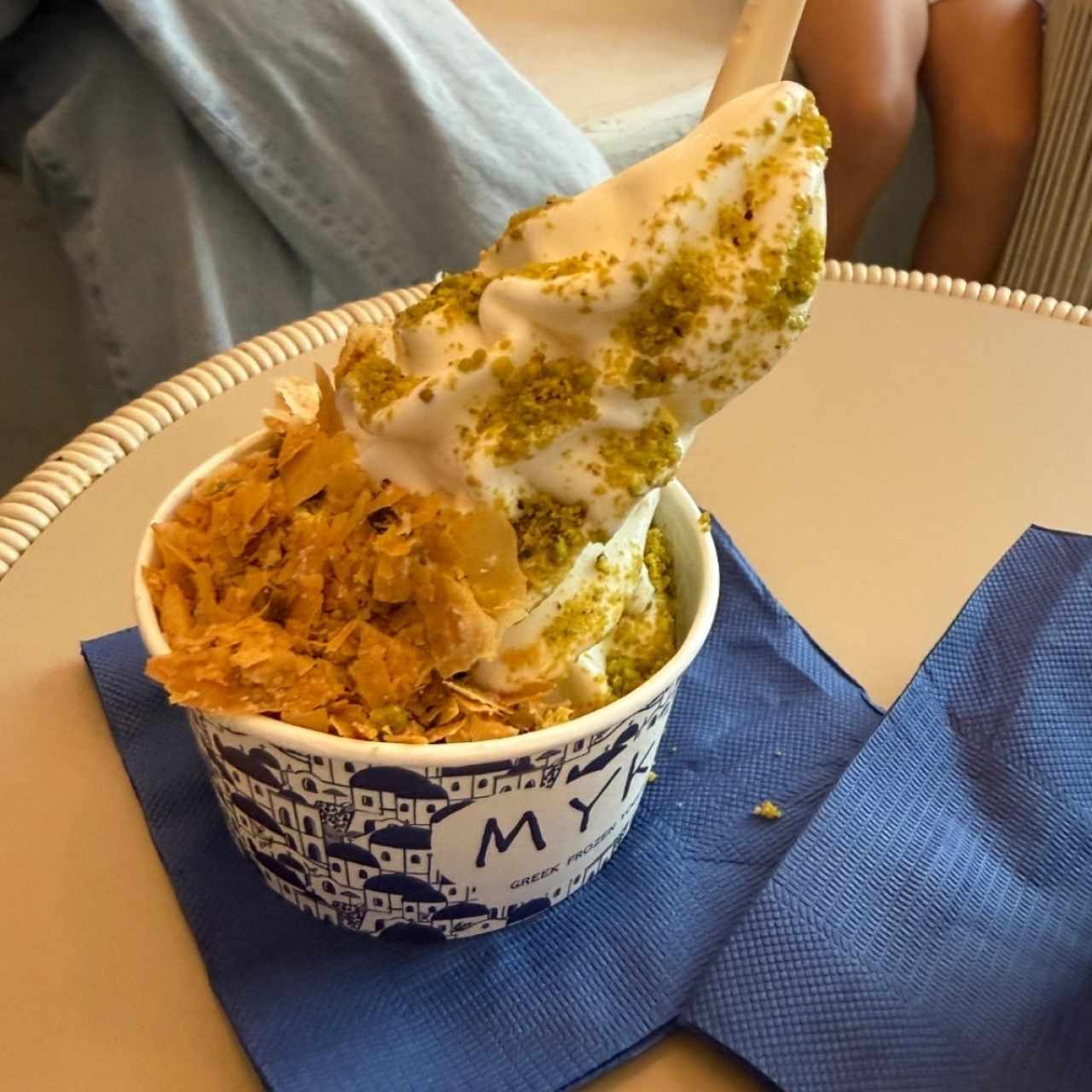 Yogurt natural con baklava y pistachio
