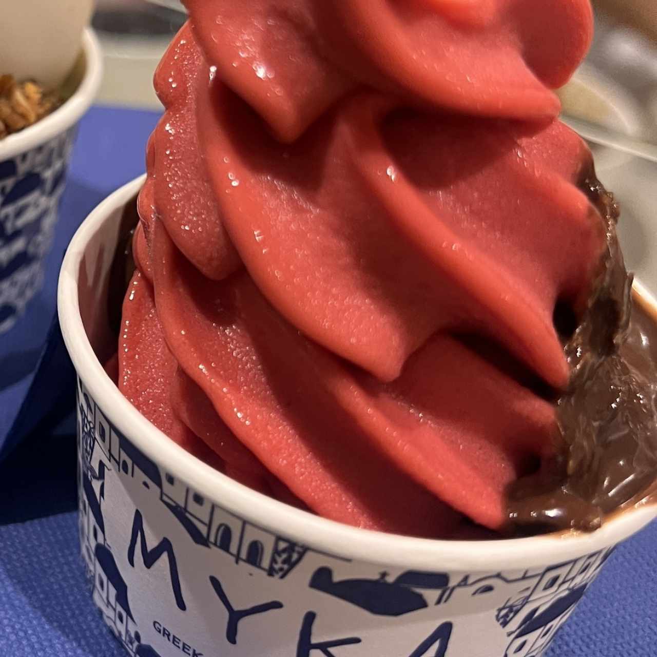 Yogurt de frambuesa topin de chocolate 