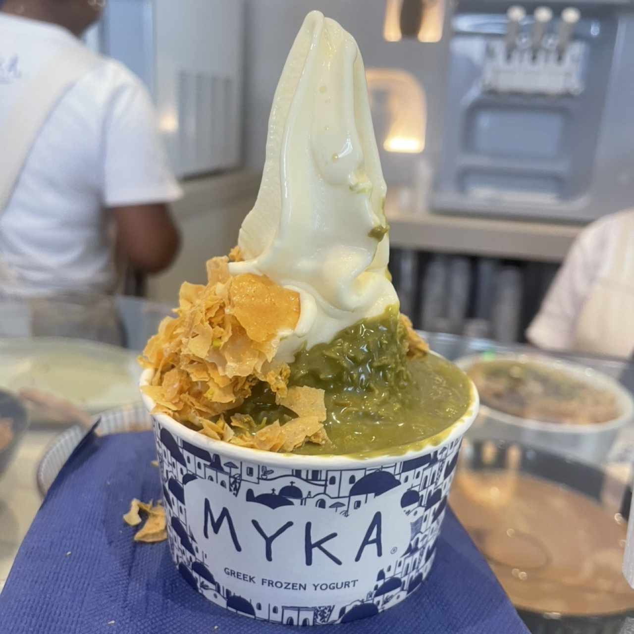 Yogur con maracuya y topping de crema de pistacho y baklava