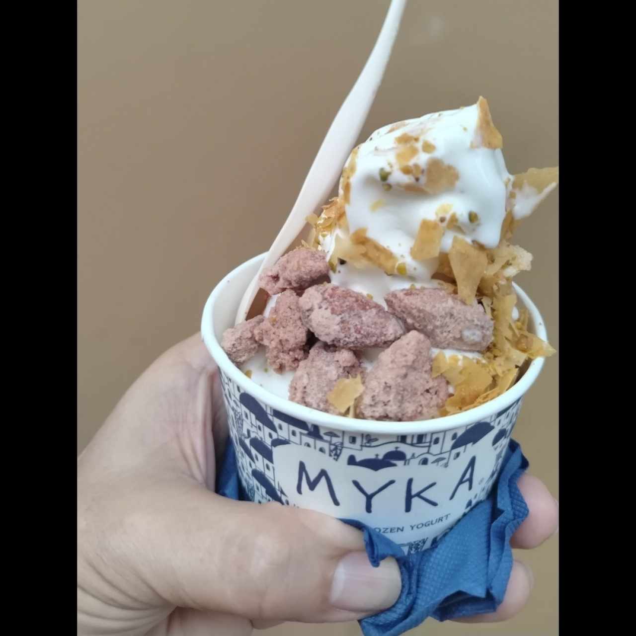 Yogurt griego con almendras y baklava