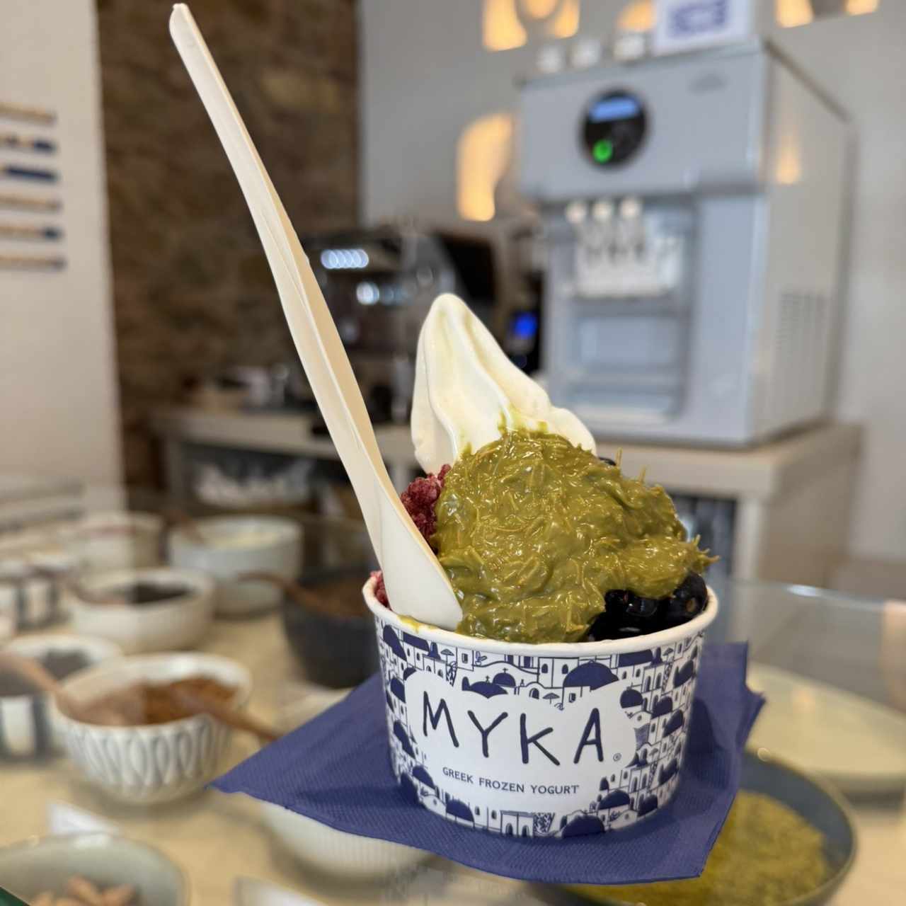 Yogurt con arándanos, pistachio y crumble de frutos rojos