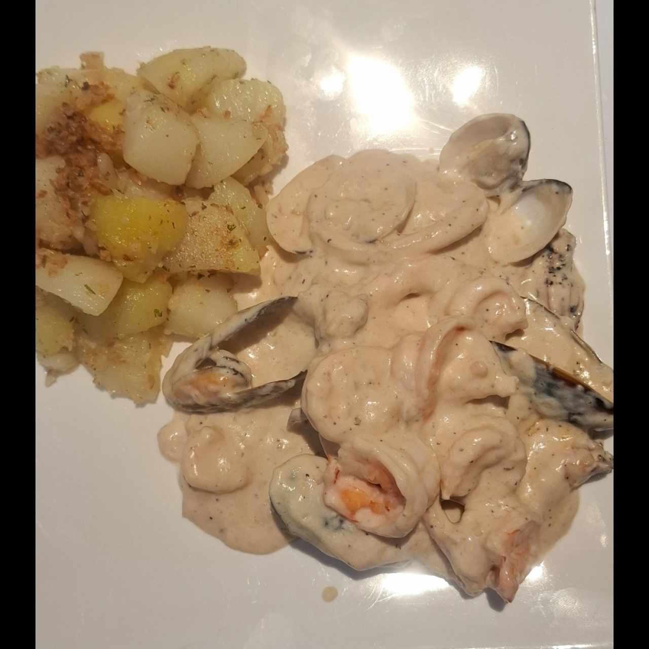 Camarones en salsa blanca con mixto de mariscos 