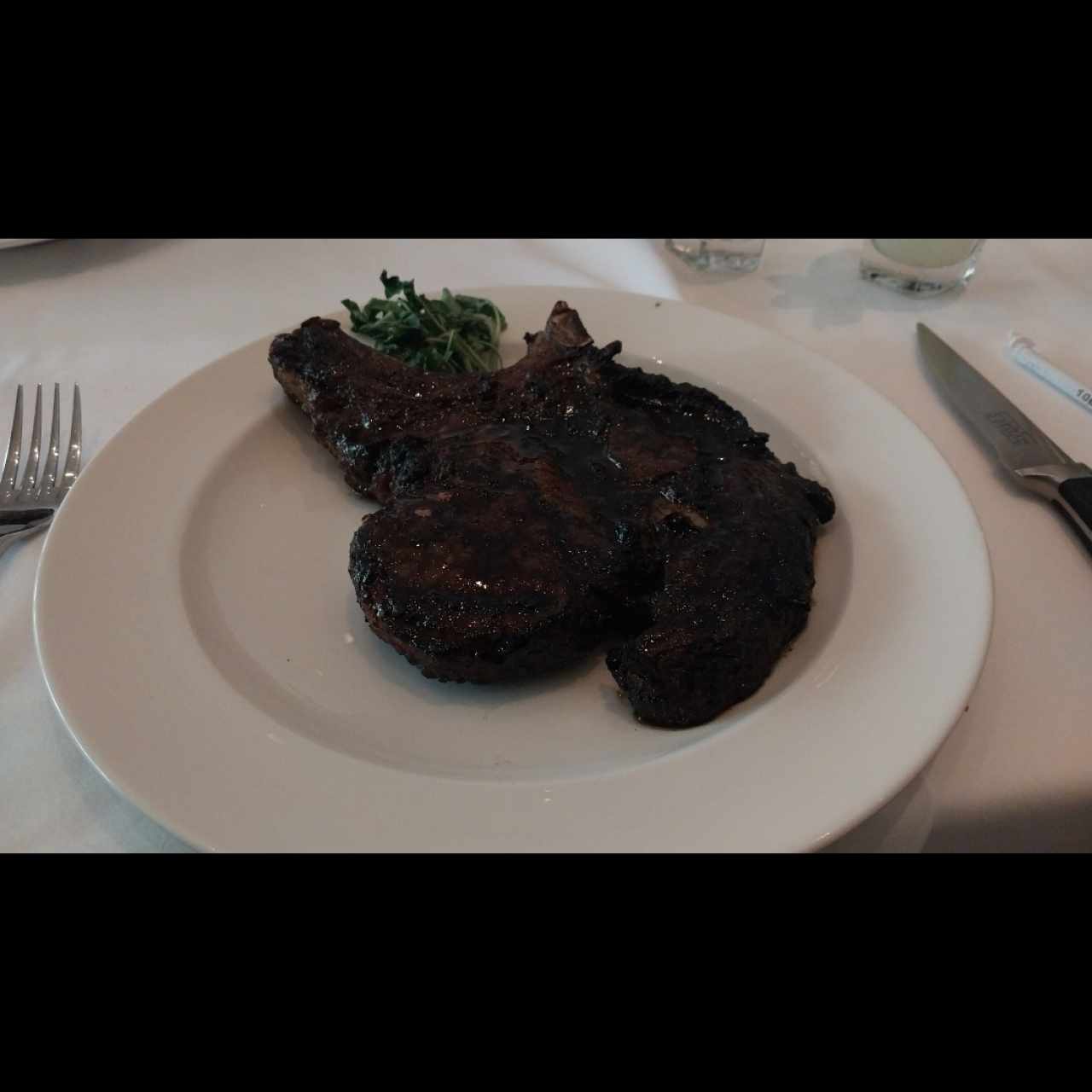 Porcini-Rubbed Bone-In Ribeye con Balsámico Añejado por 15 años