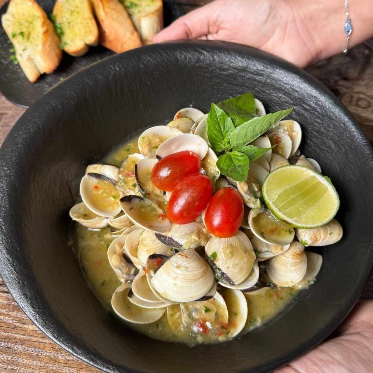 Almejas al Ajillo