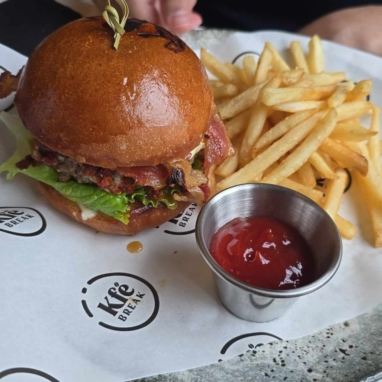 KFÉ BURGER SIGNATURE CHERRY & COMTÉ
