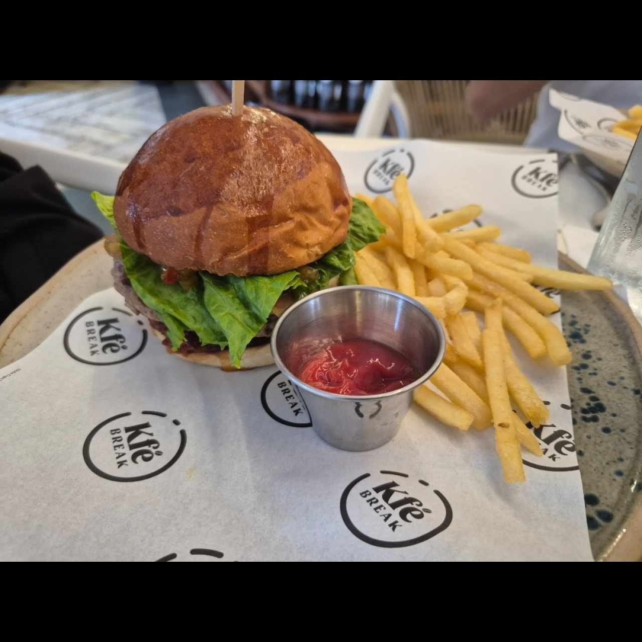 KFÉ BURGER SIGNATURE CHERRY & COMTÉ