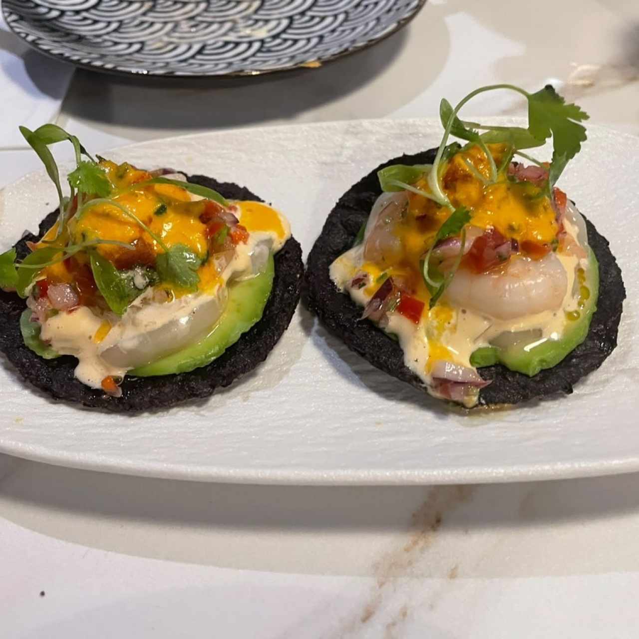 Tostadas de crudo de vieiras y camarones