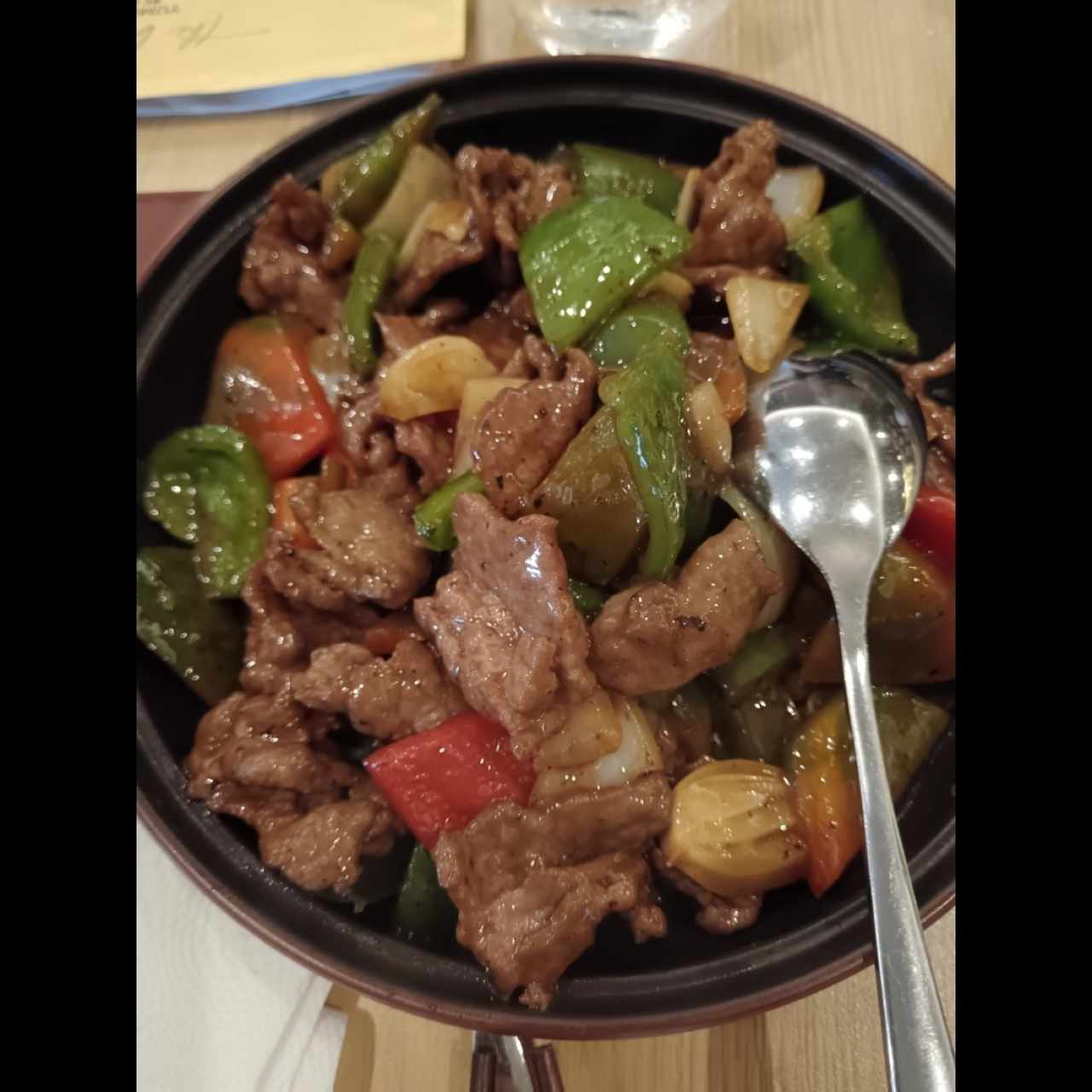 Carne salteado en salsa de frijoles negros 