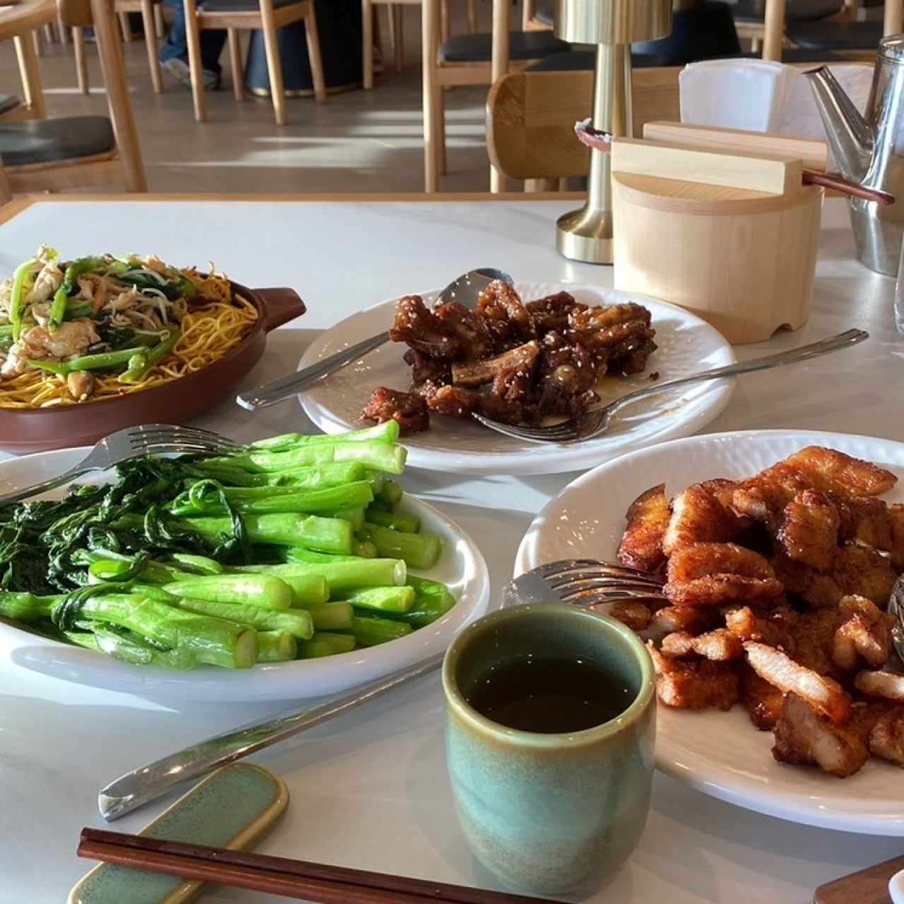 Hojas de mostaza, puerco al carbón, lo mein tostado y costillas 