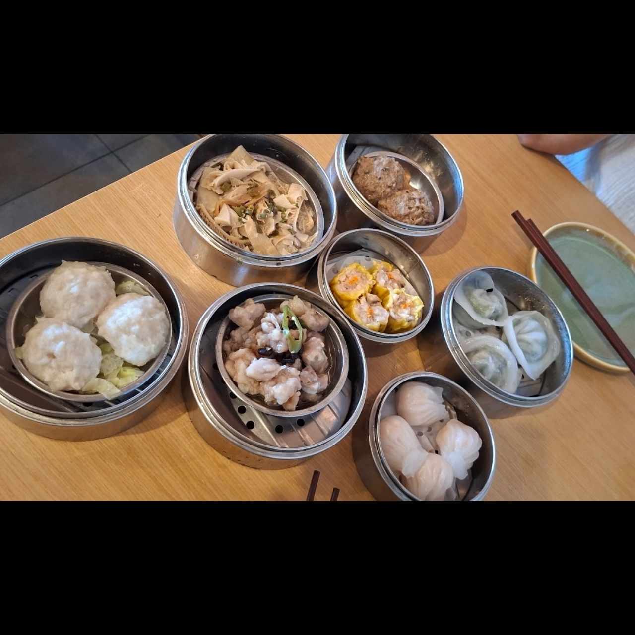 siu mai, jakao, hampao, costilla a vapor, bolita de pescado y de carne, mondongo, saiyon choy kao (relleno de berro)