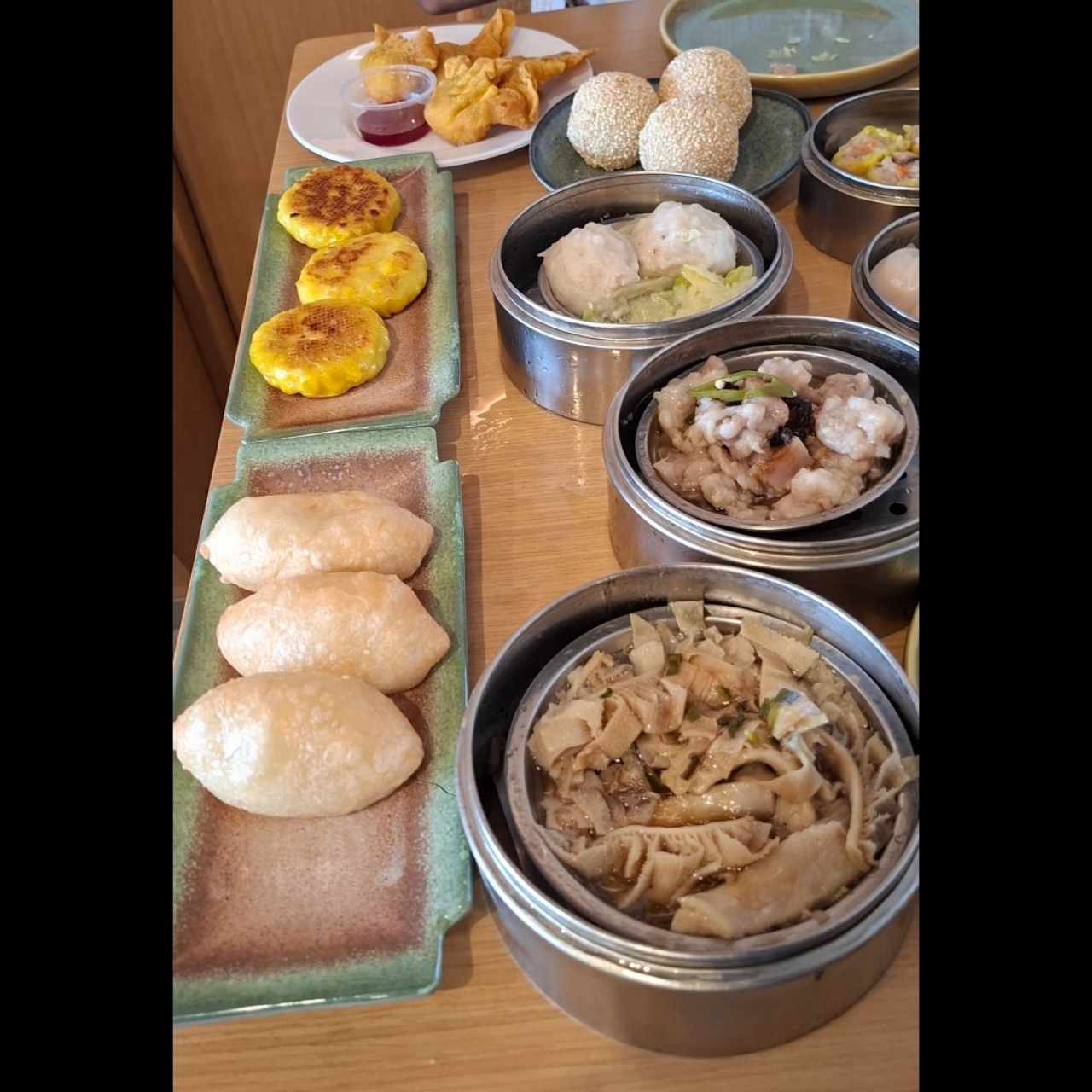 Mondongo, puerco a vapor, bolita pescado a vapor, wantón camarones, torrejita maíz, carimañola yumcha (de arroz), shintoy (bolita rellena de frijol dulce). 