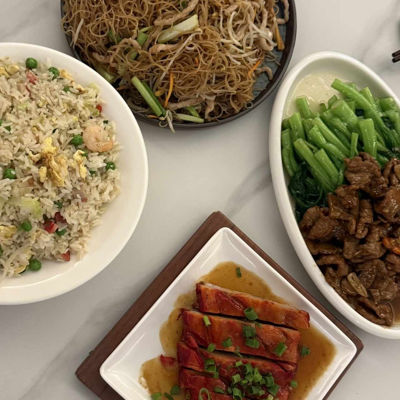 Arroz, mei fun, costillitas, carne con hoja de mostaza