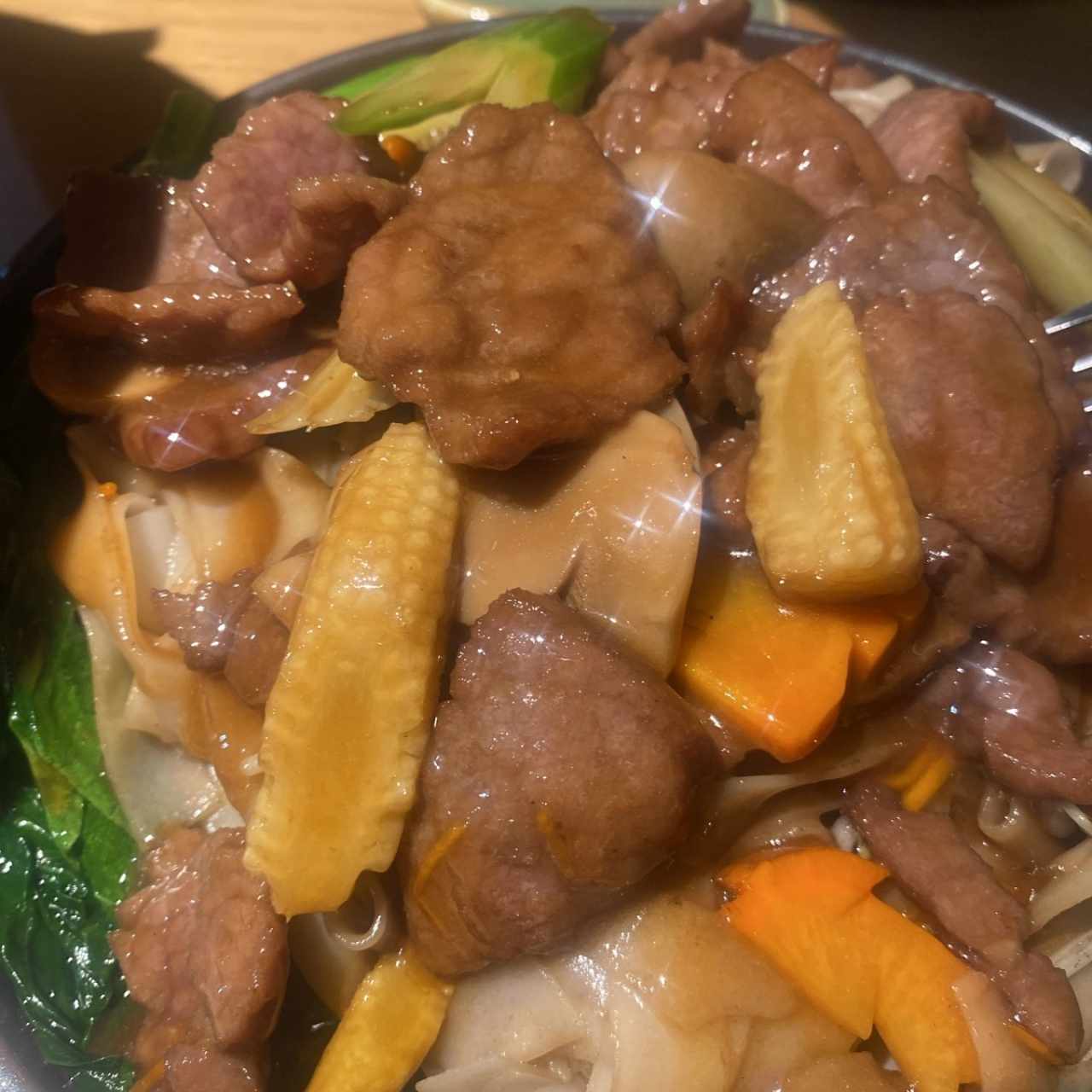 Chow fun de carne con salsa de ostión