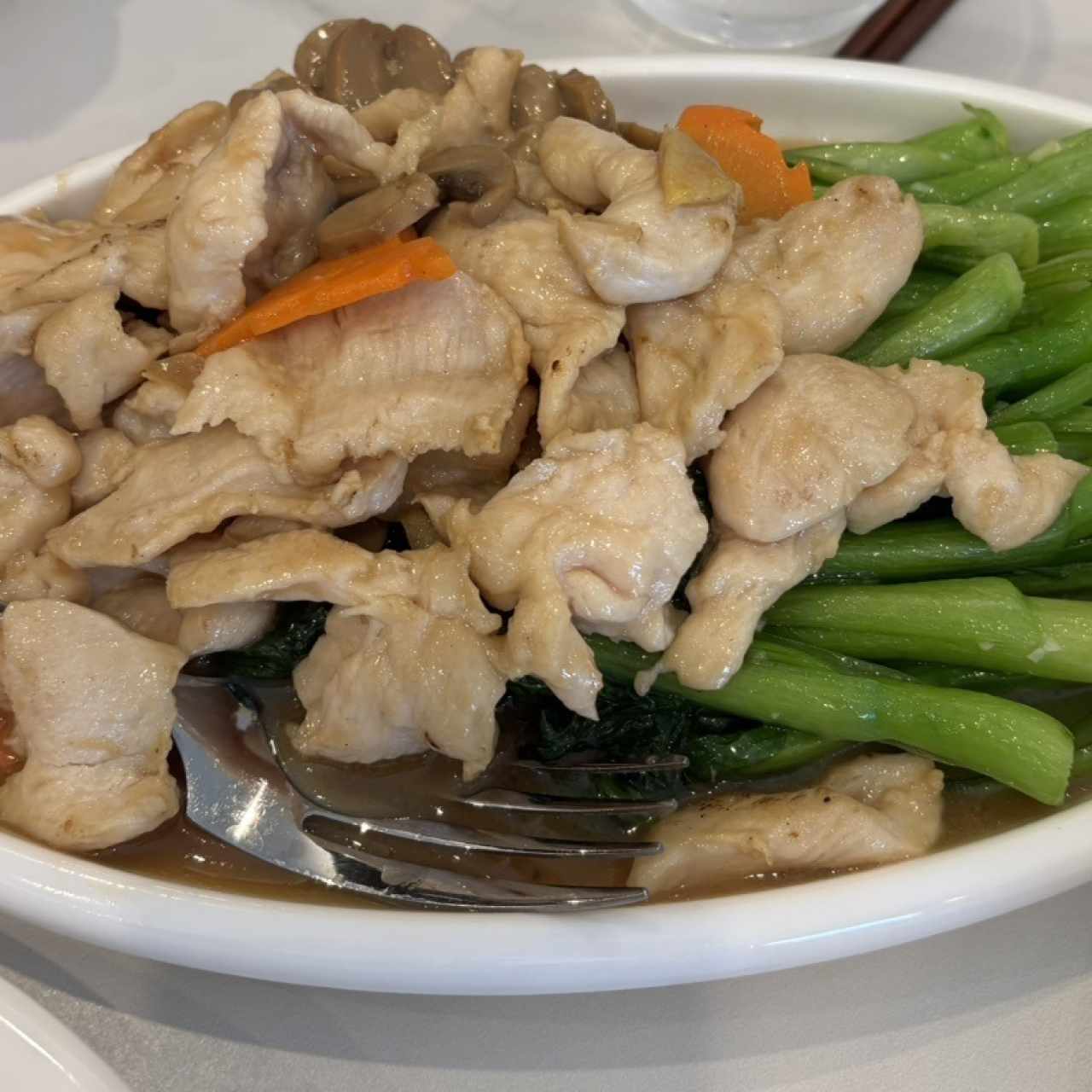Pollo salteado en hojas de mostaza