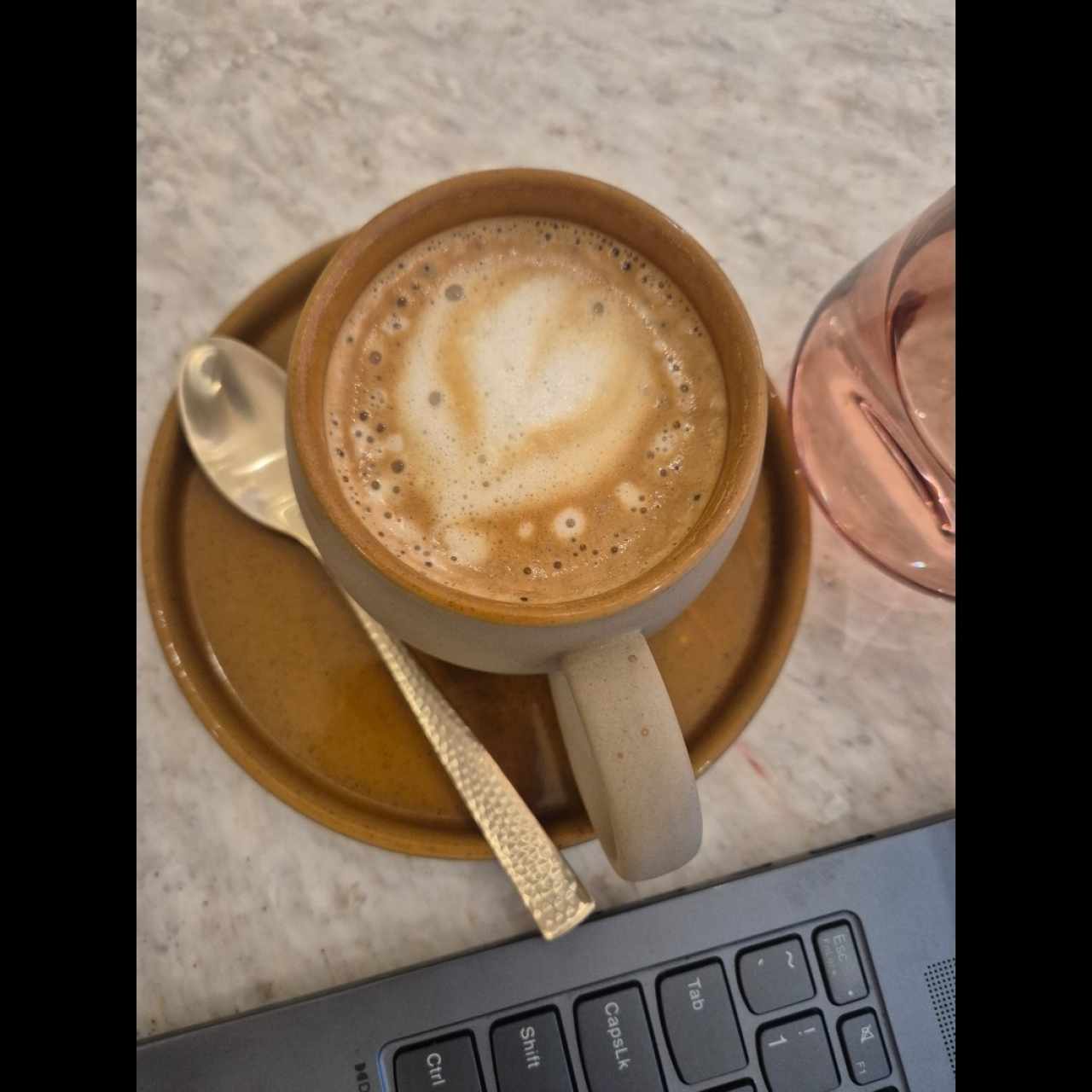 café
