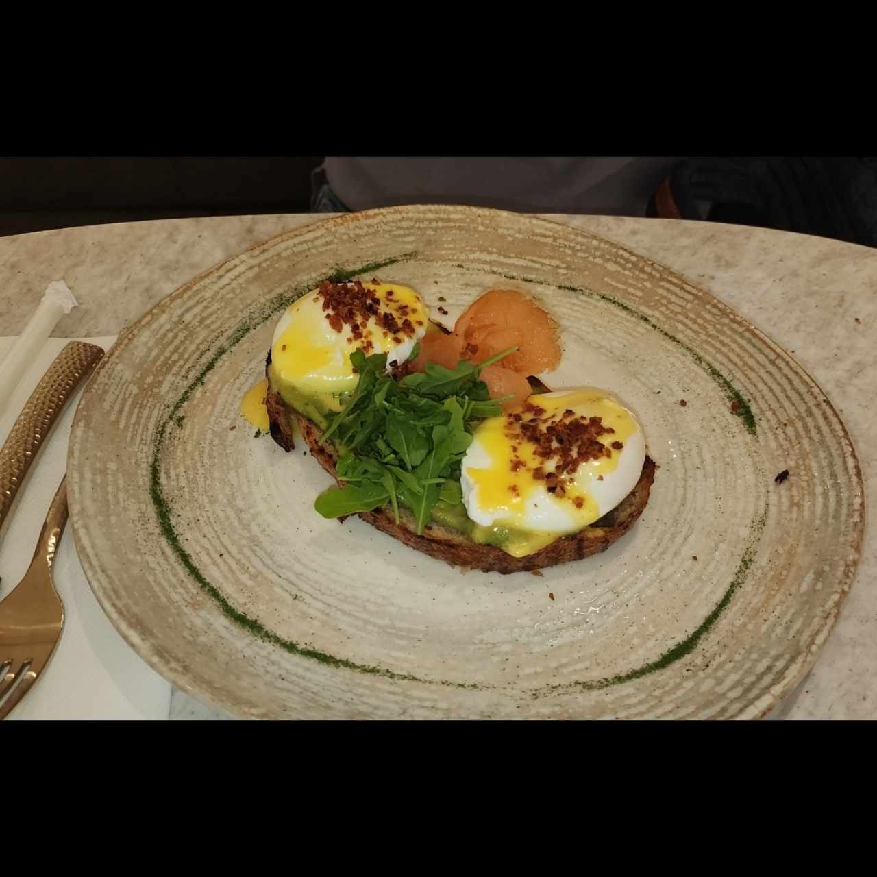 HUEVOS BENEDICTINOS CON SALMÓN