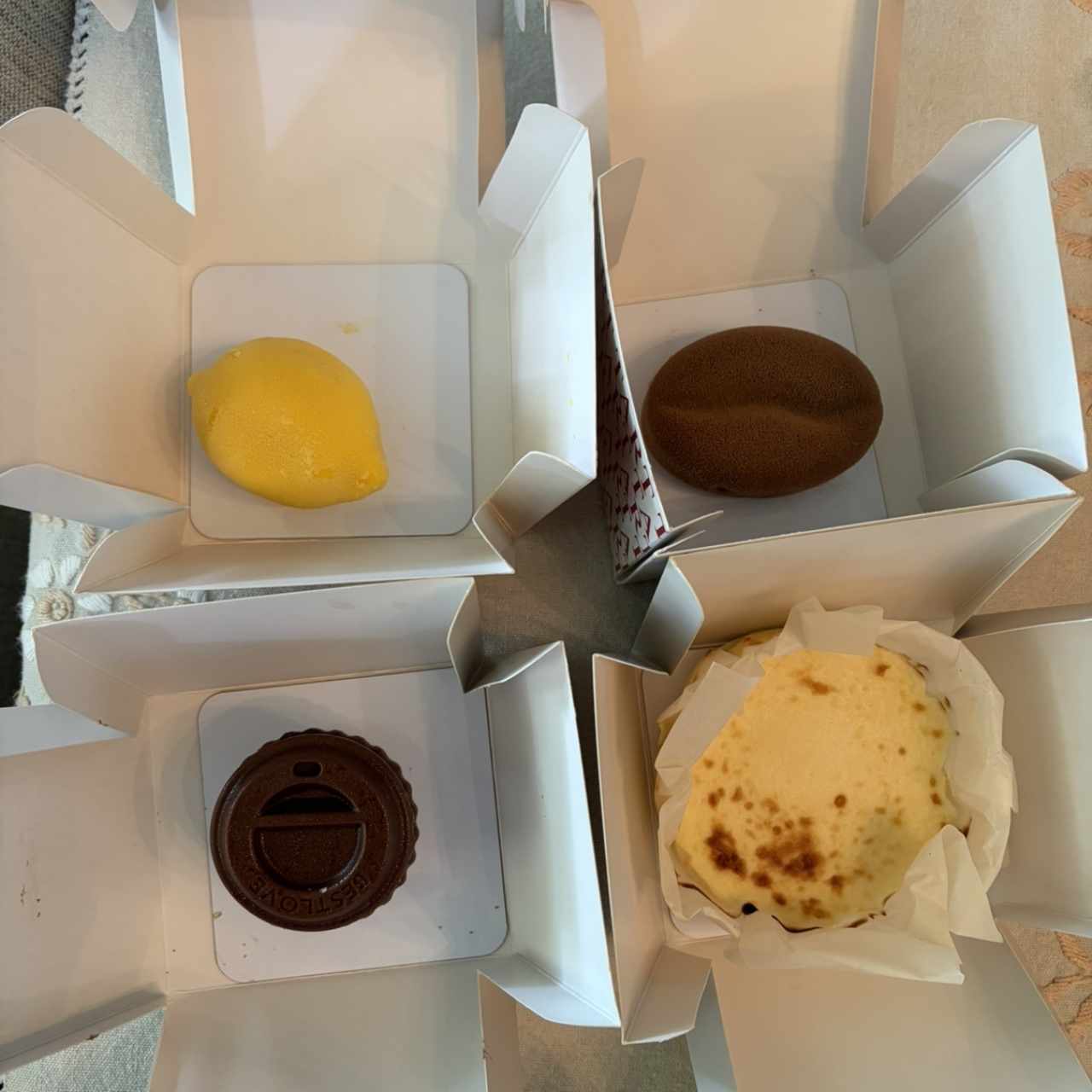 Postre de limón, tiramisú, bomba de chocolate y tarta vasca